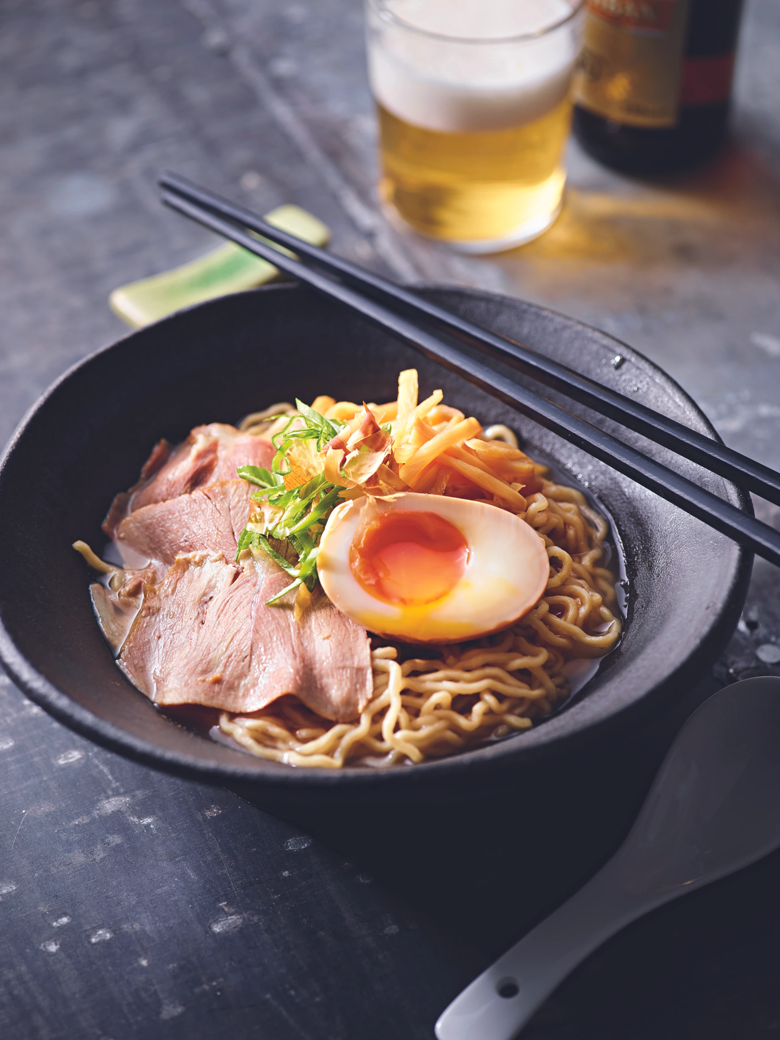 Okra-Ramen mit Soja-Ei und Chashu