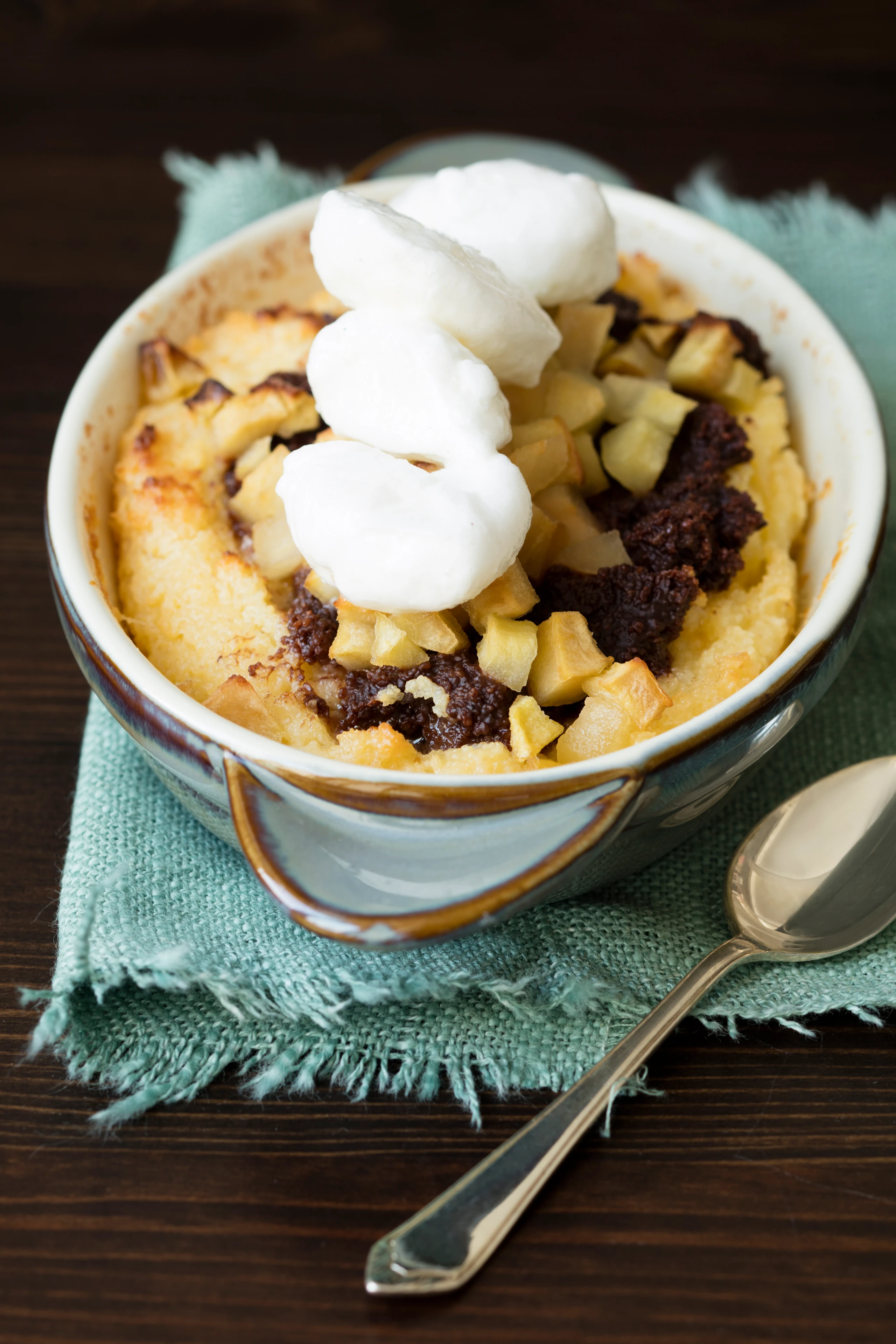 Marmorierter Grießflammeri mit Äpfeln und Schneenockerln