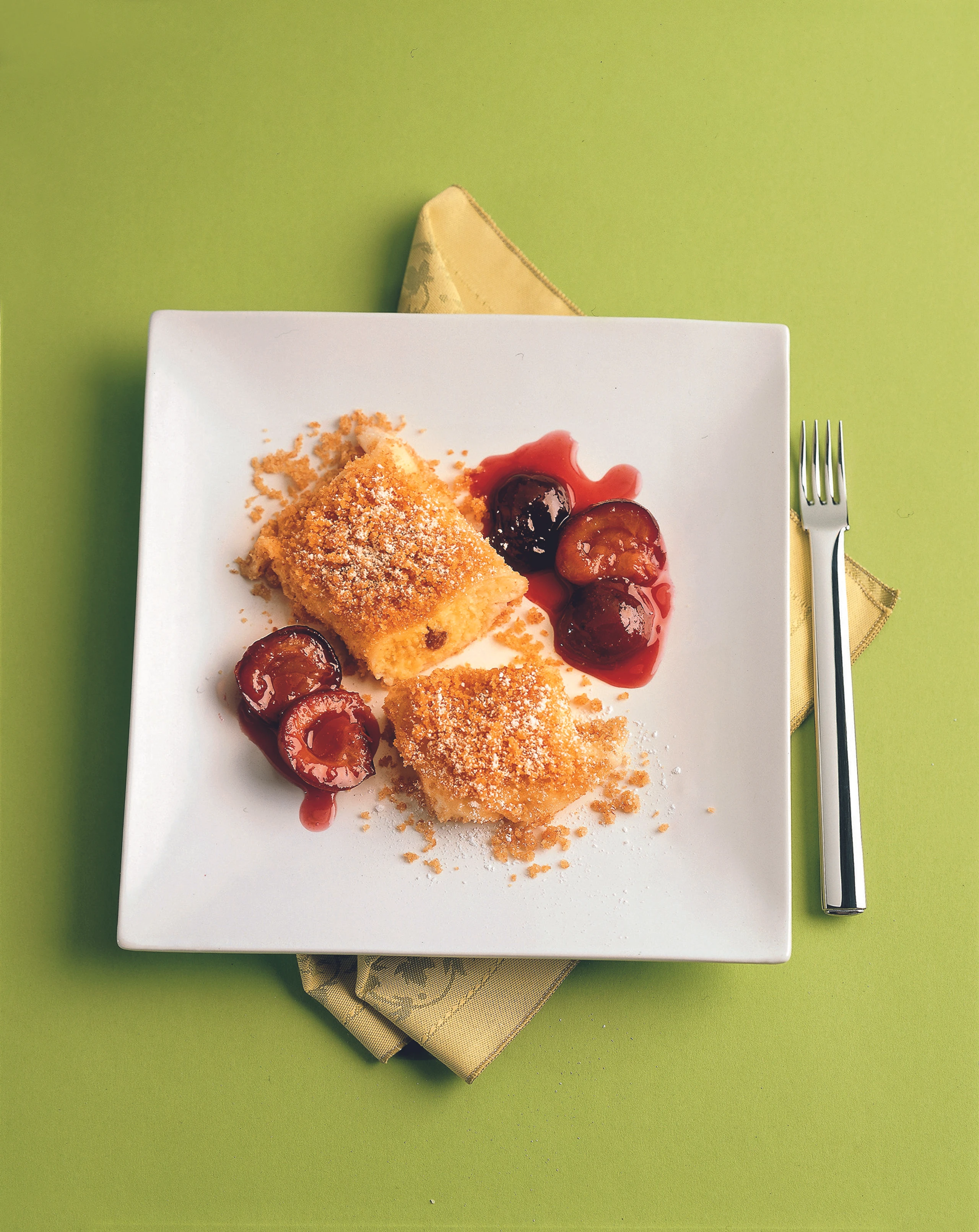 Gekochter Grießstrudel mit Butterbröseln