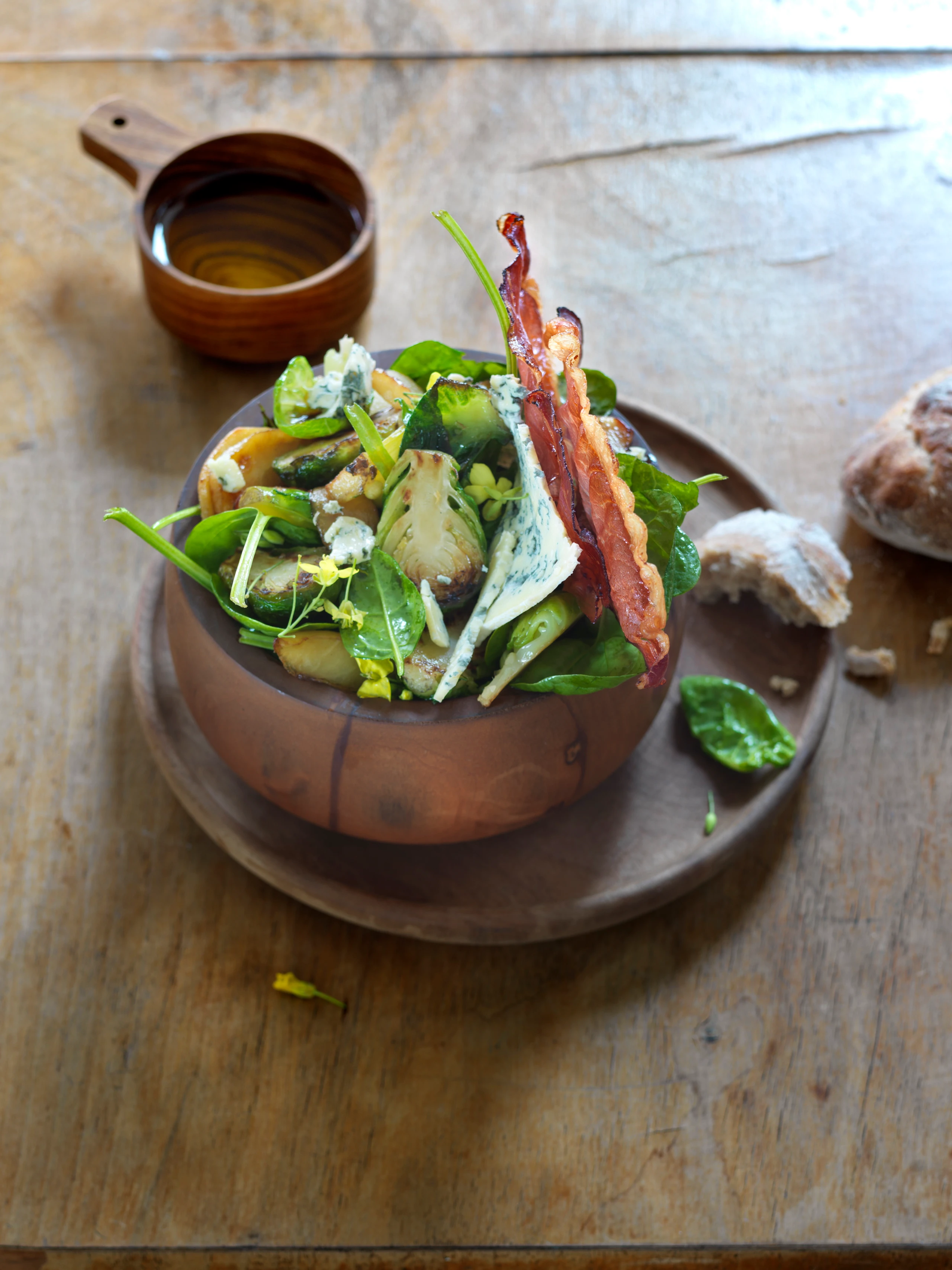 Kohlsprossen-Salat mit Äpfeln und Blauschimmelkäse