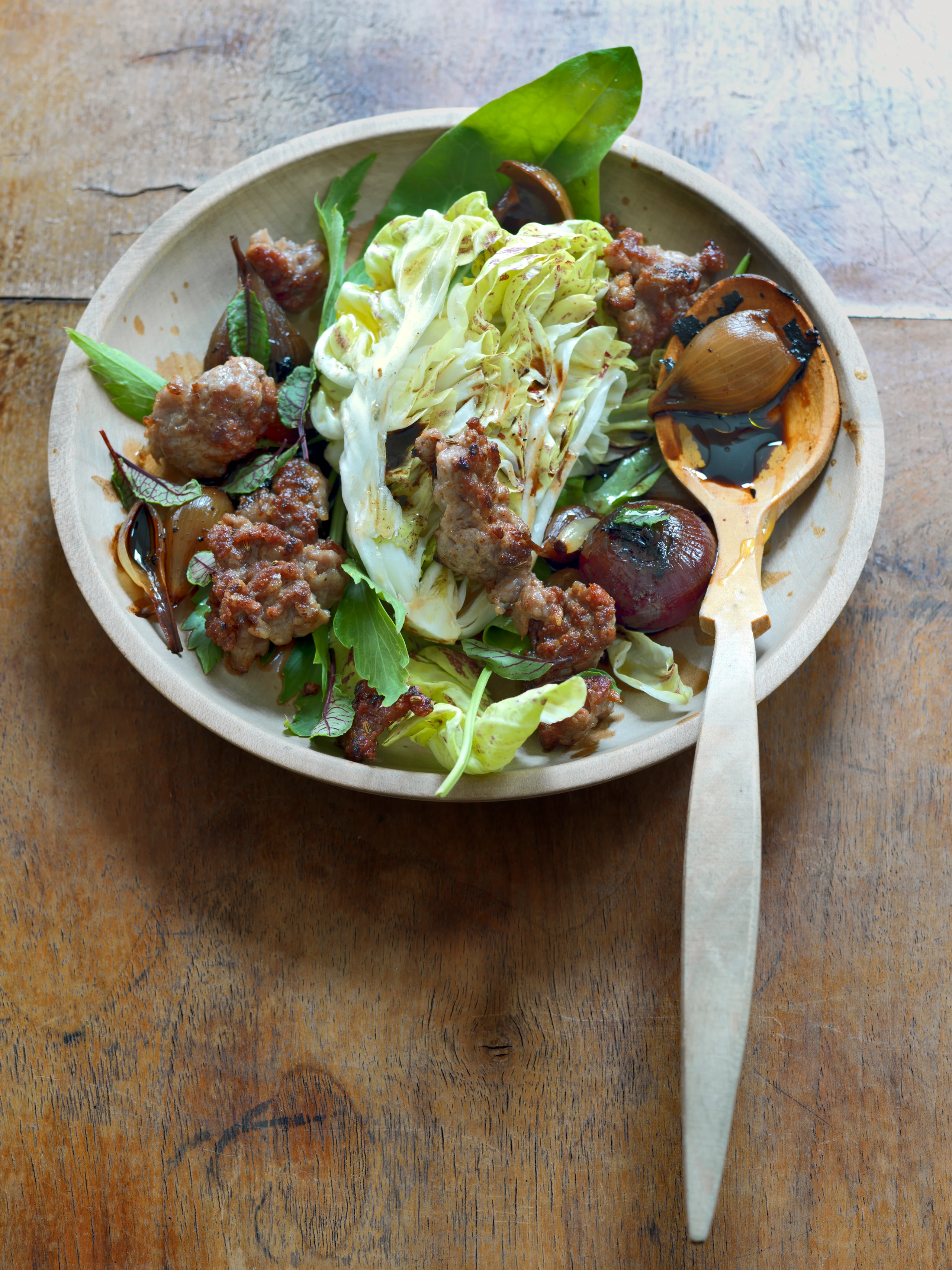 Rotweinschalotten und Salsiccia auf Wintersalaten