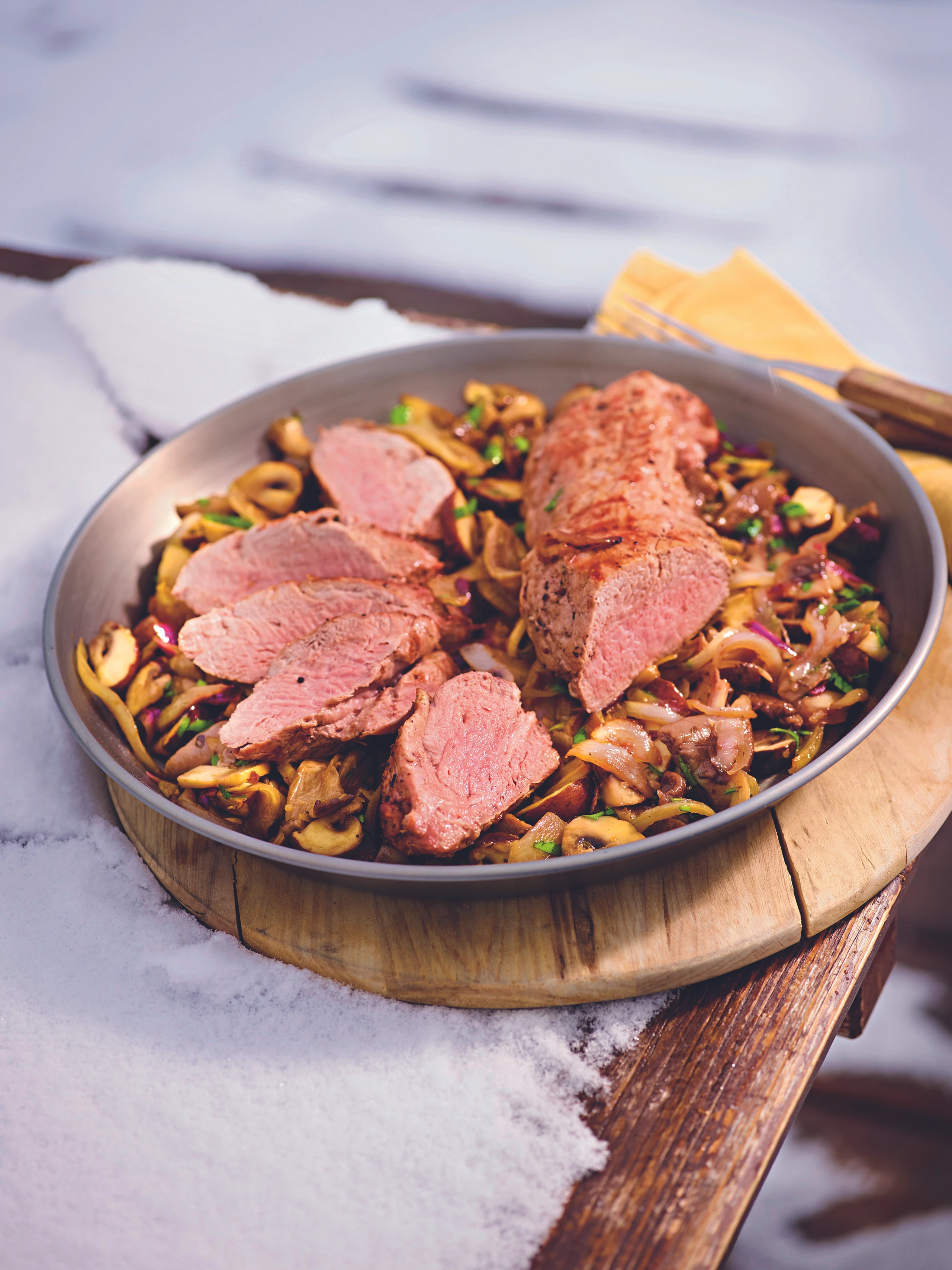 Schweinsfilet mit süßsaurem Pilz-Zwiebelgemüse