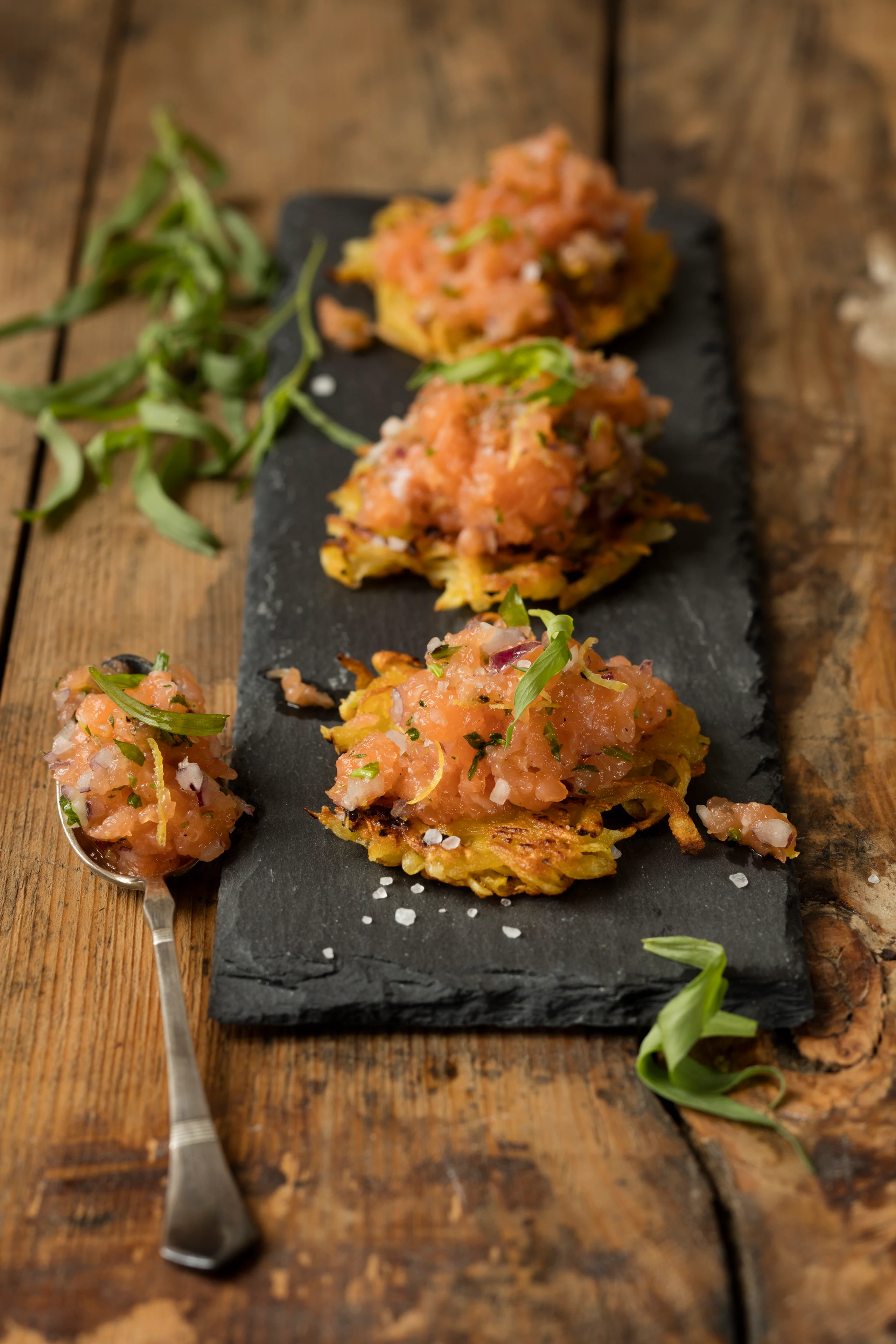 Lachs-Tatar auf Erdäpfelpuffern