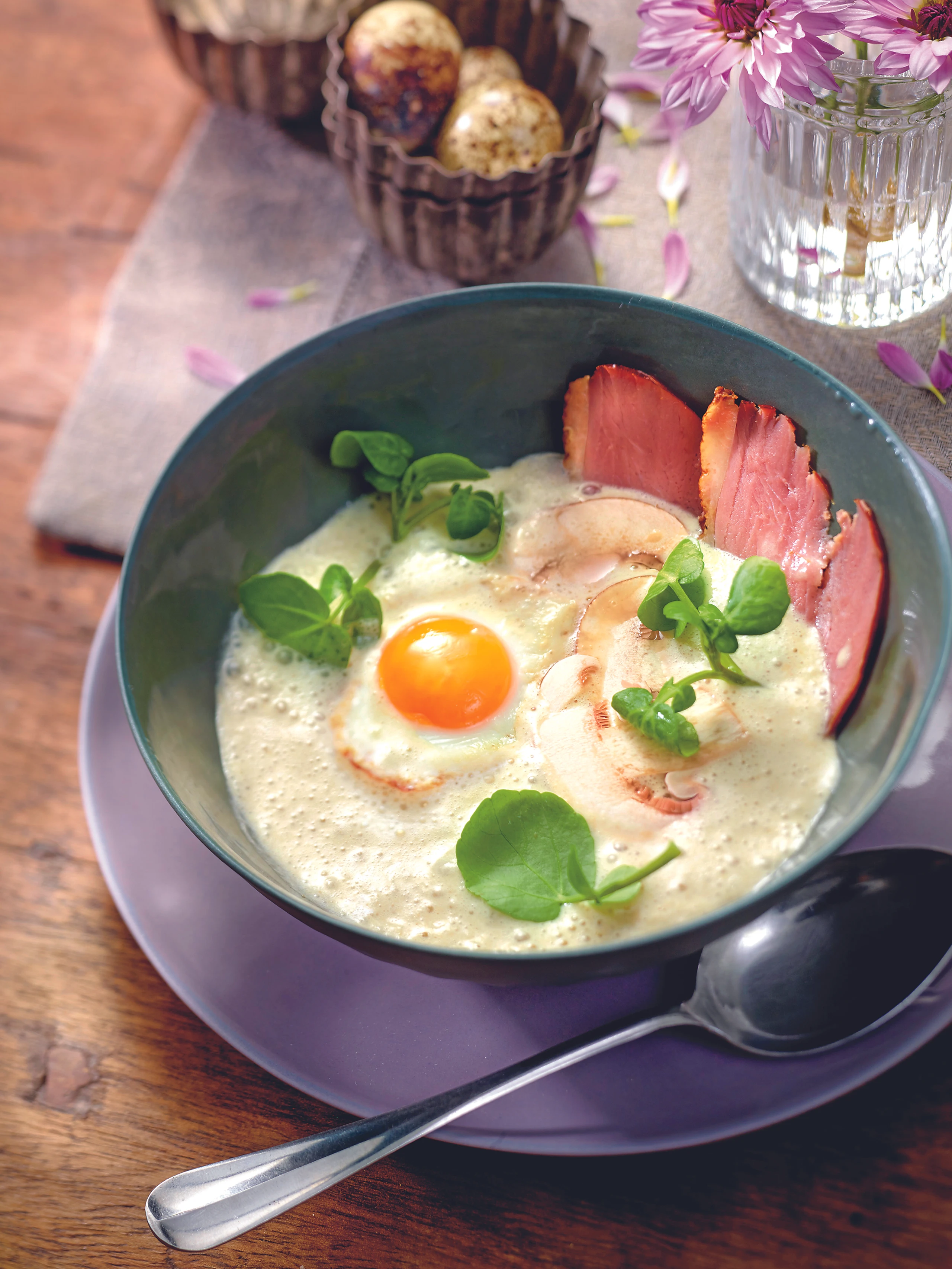 Champignon-Cremesuppe mit Entenbrust und Wachtelei