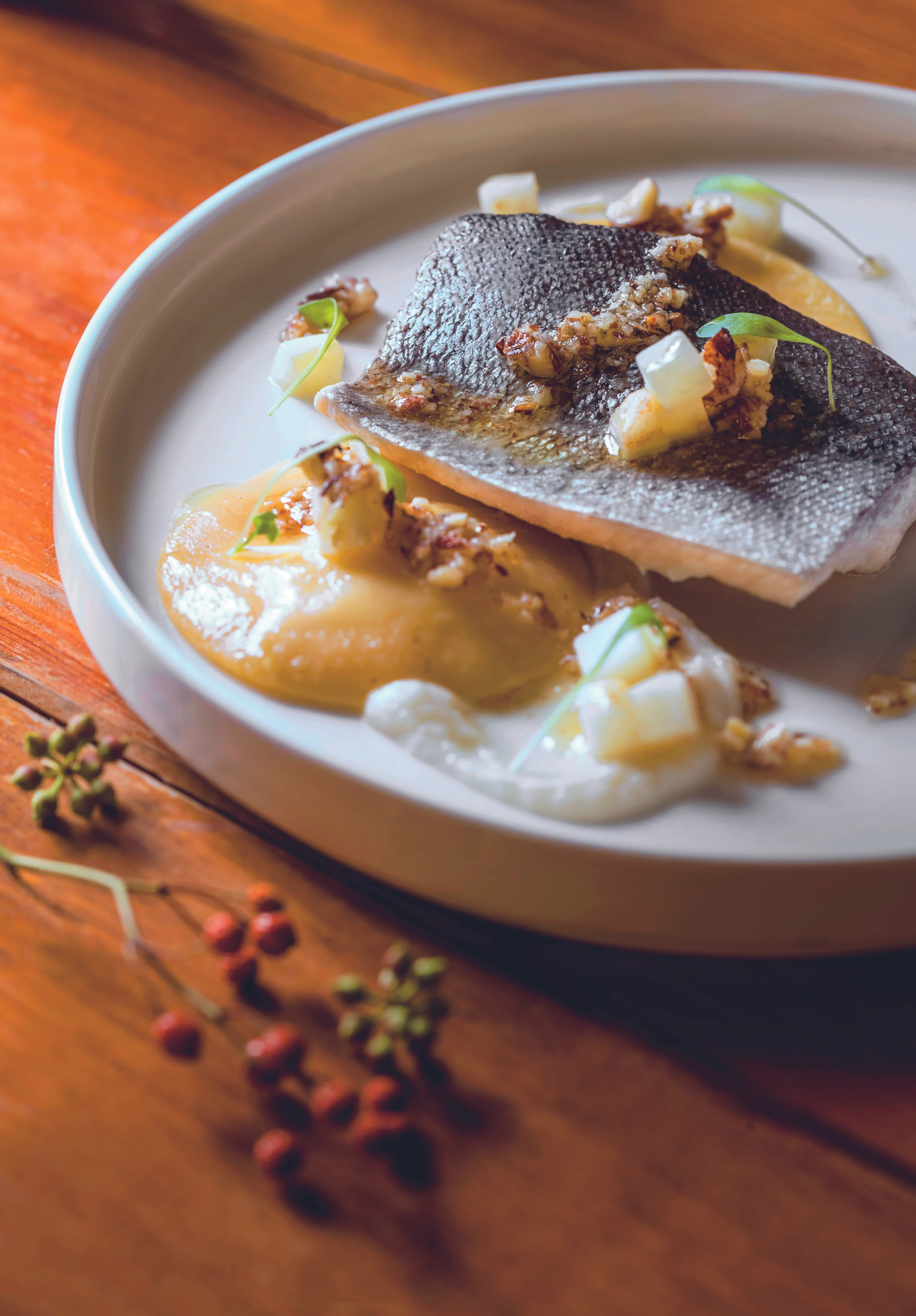 Pochierte Forelle mit Sellerie-Ravioli und Haselnüssen