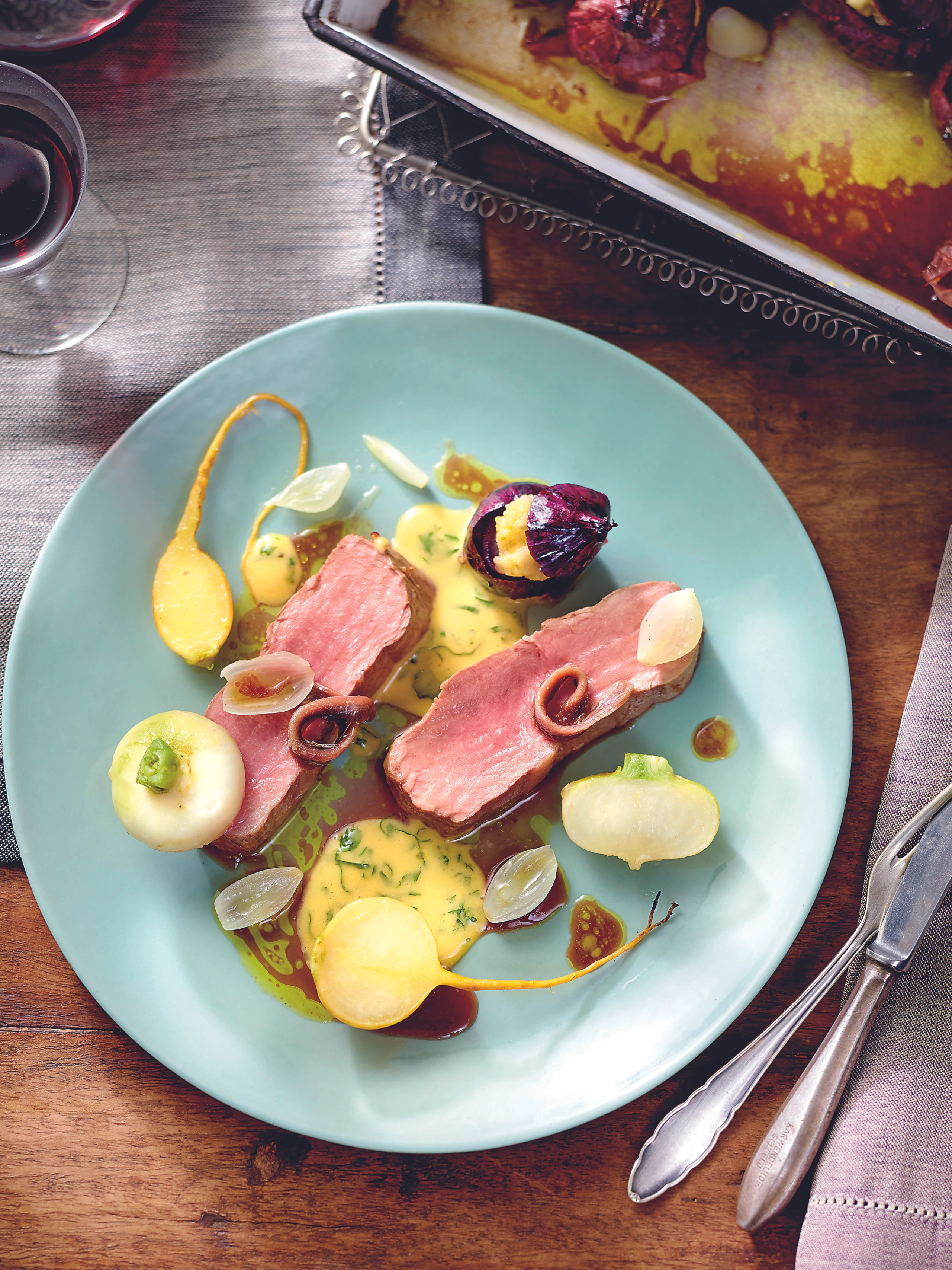 Kalbsrücken mit Polenta-Zwiebeln