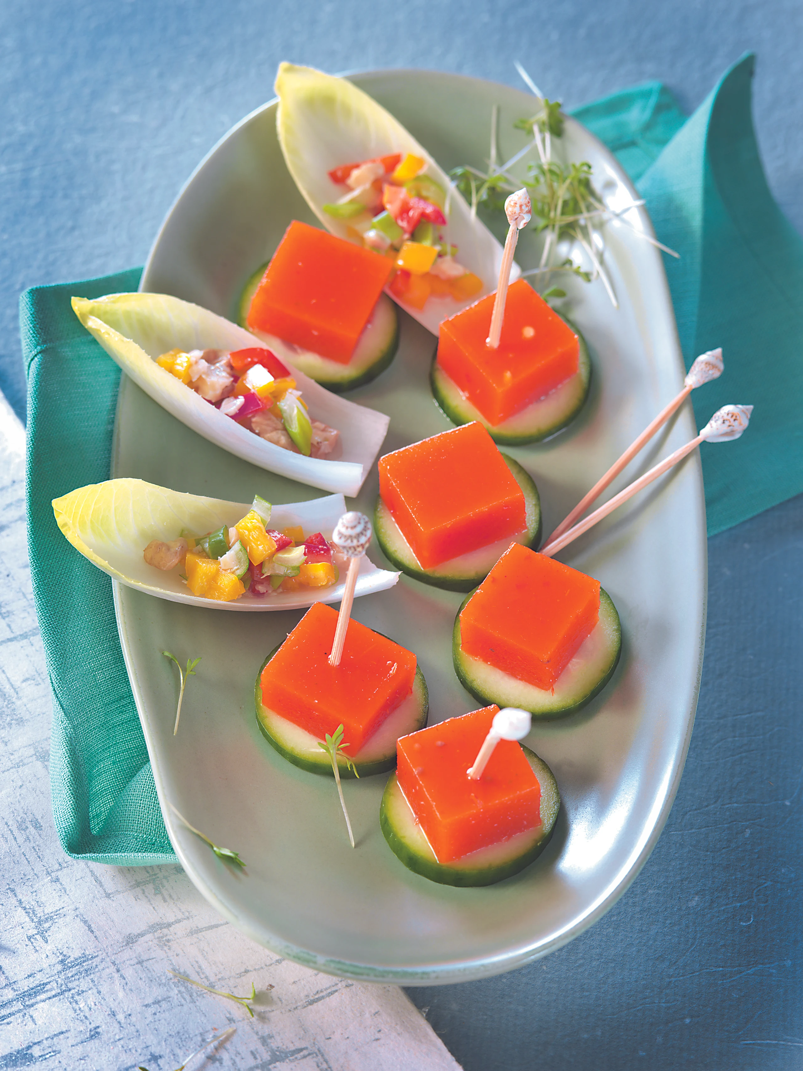 Paprika-Gelee-Würfel auf Gurke