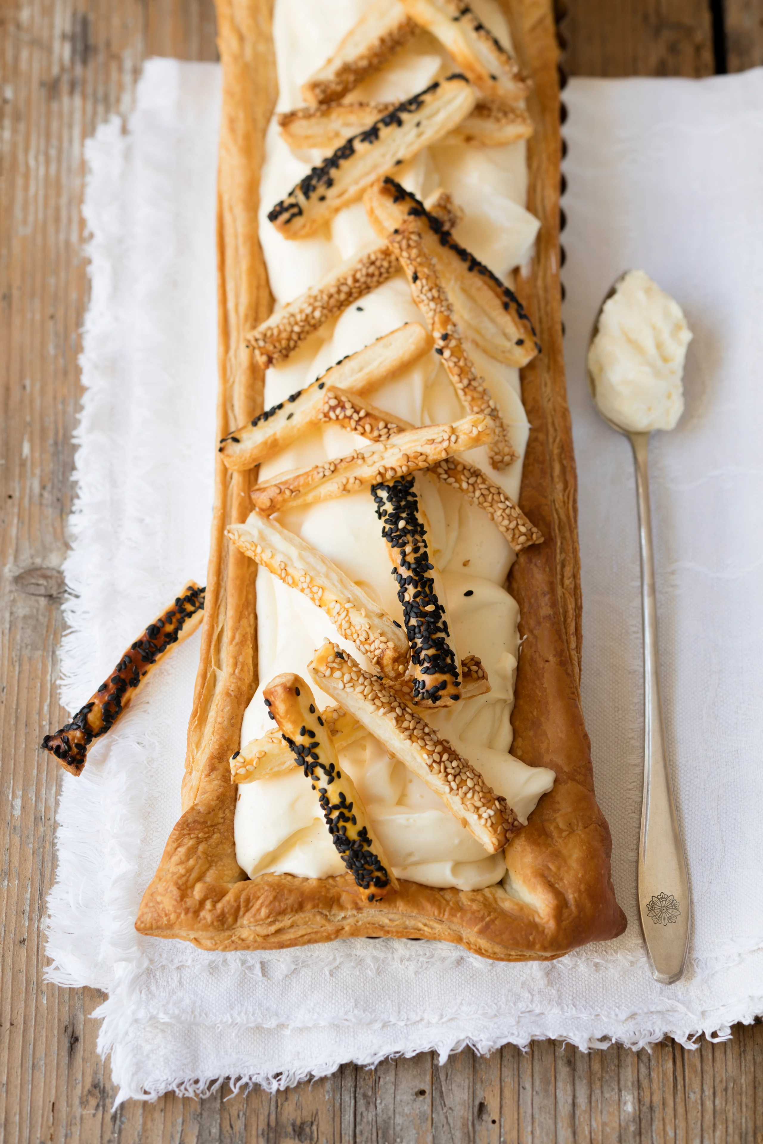 Vanilletarte mit Sesam-Mikado