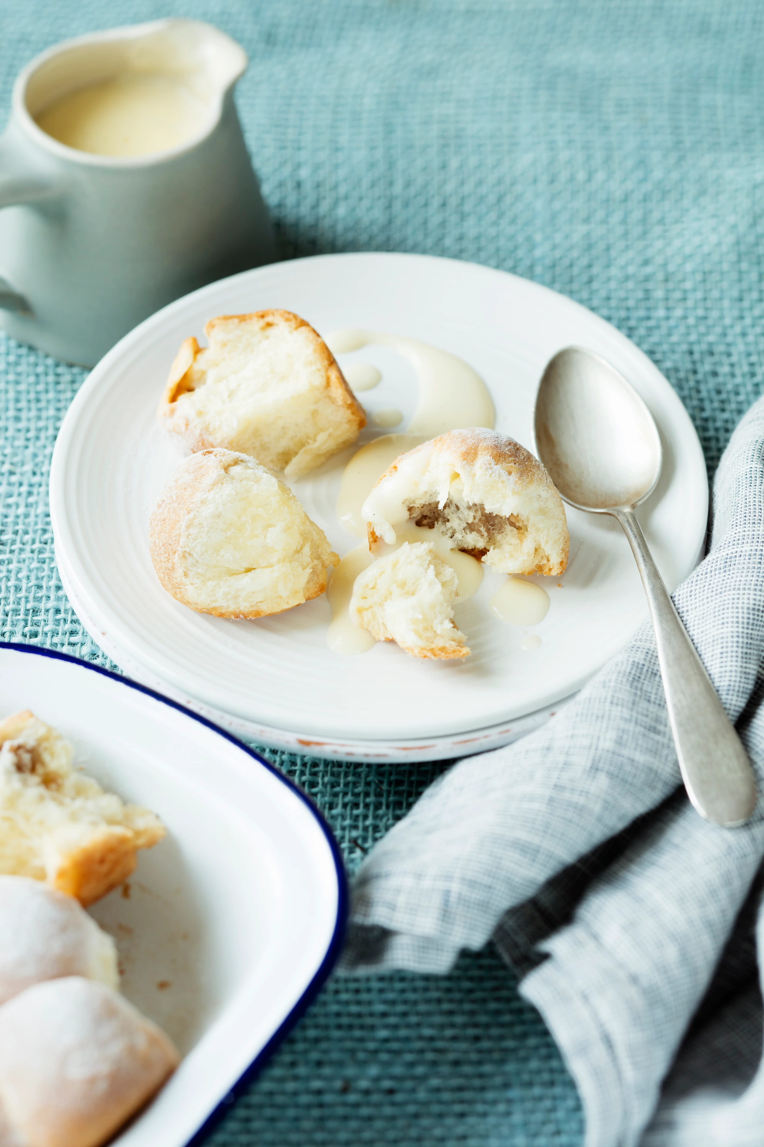 Minibuchteln mit Nussfülle und Vanillesauce