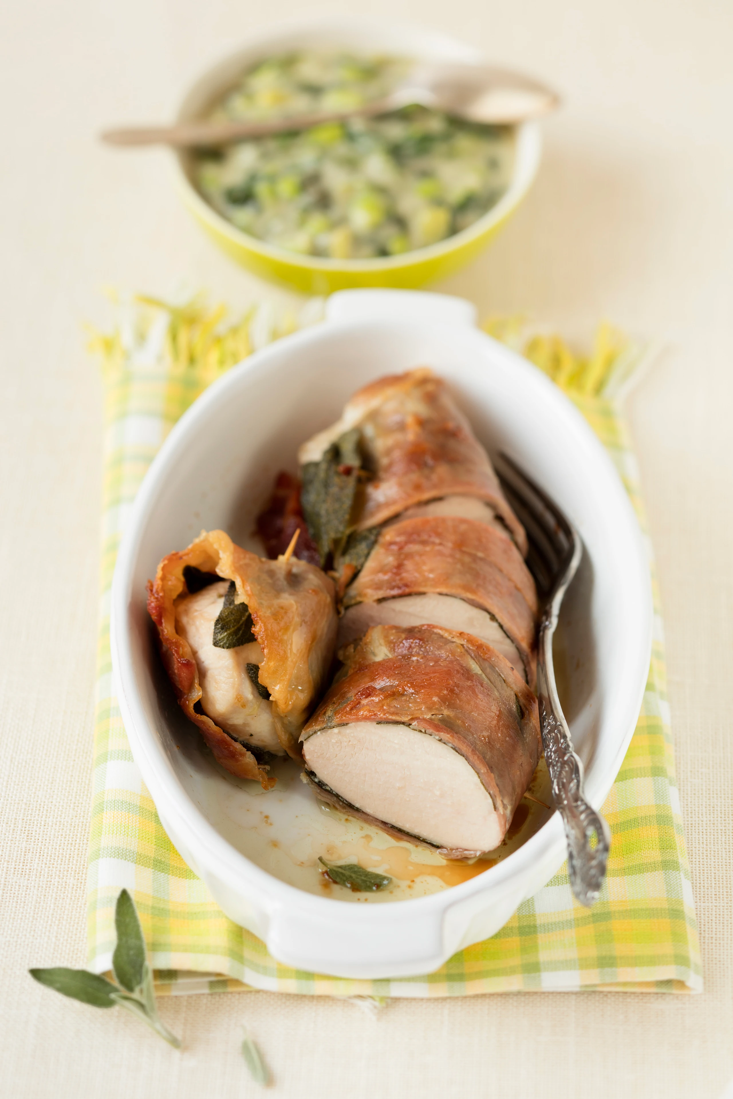 Putenfilet im Rohschinken mit Kochsalat