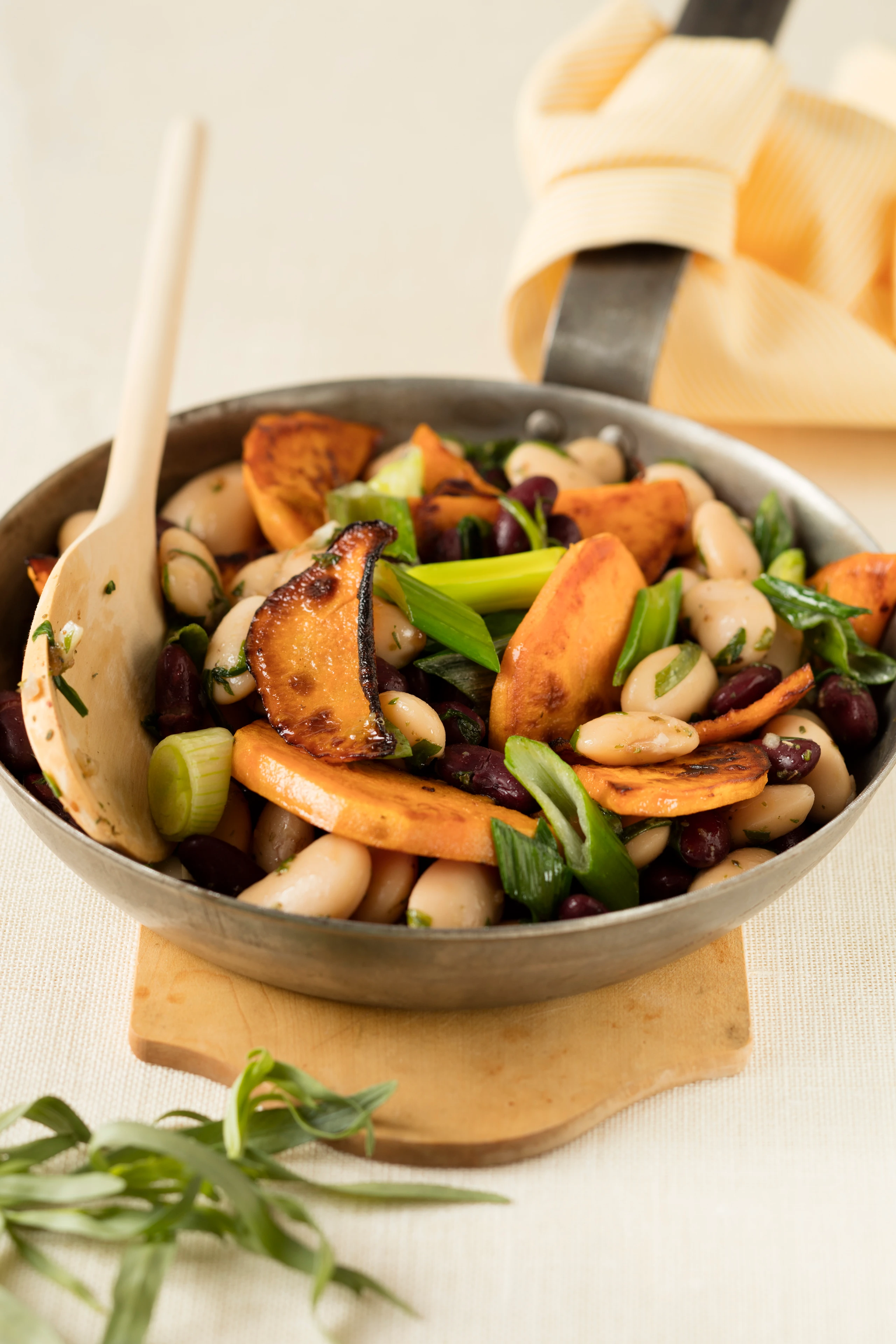 Süßkartoffelgröstl mit Bohnen