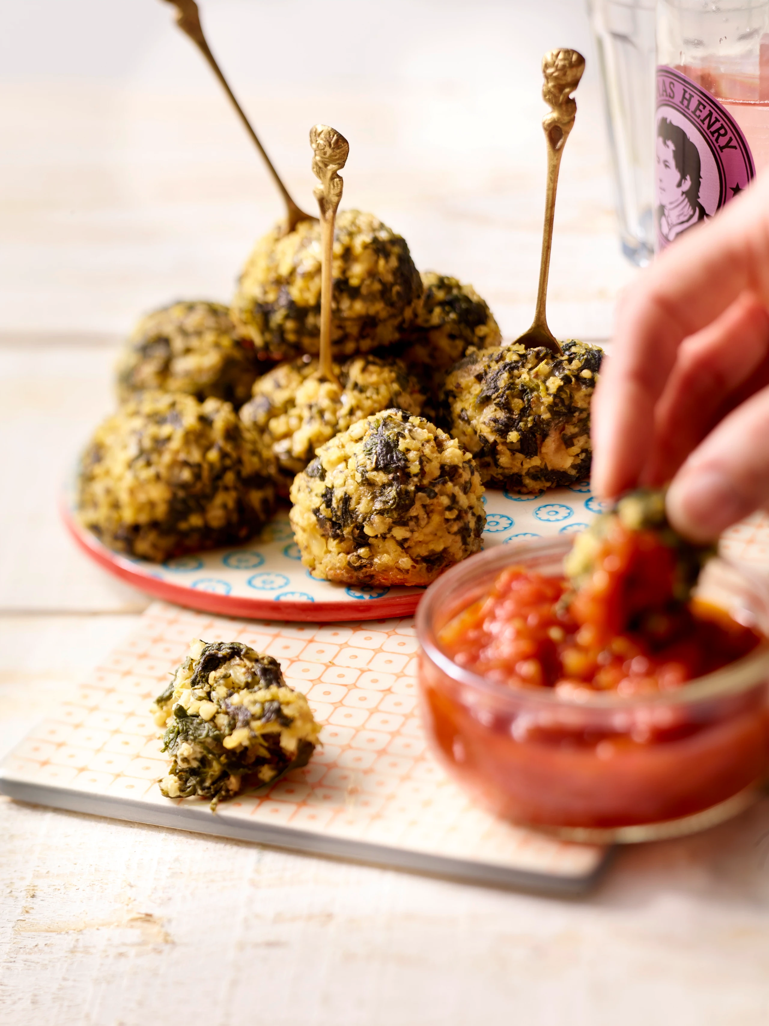 Hirsepolpette mit Paradeiserdip