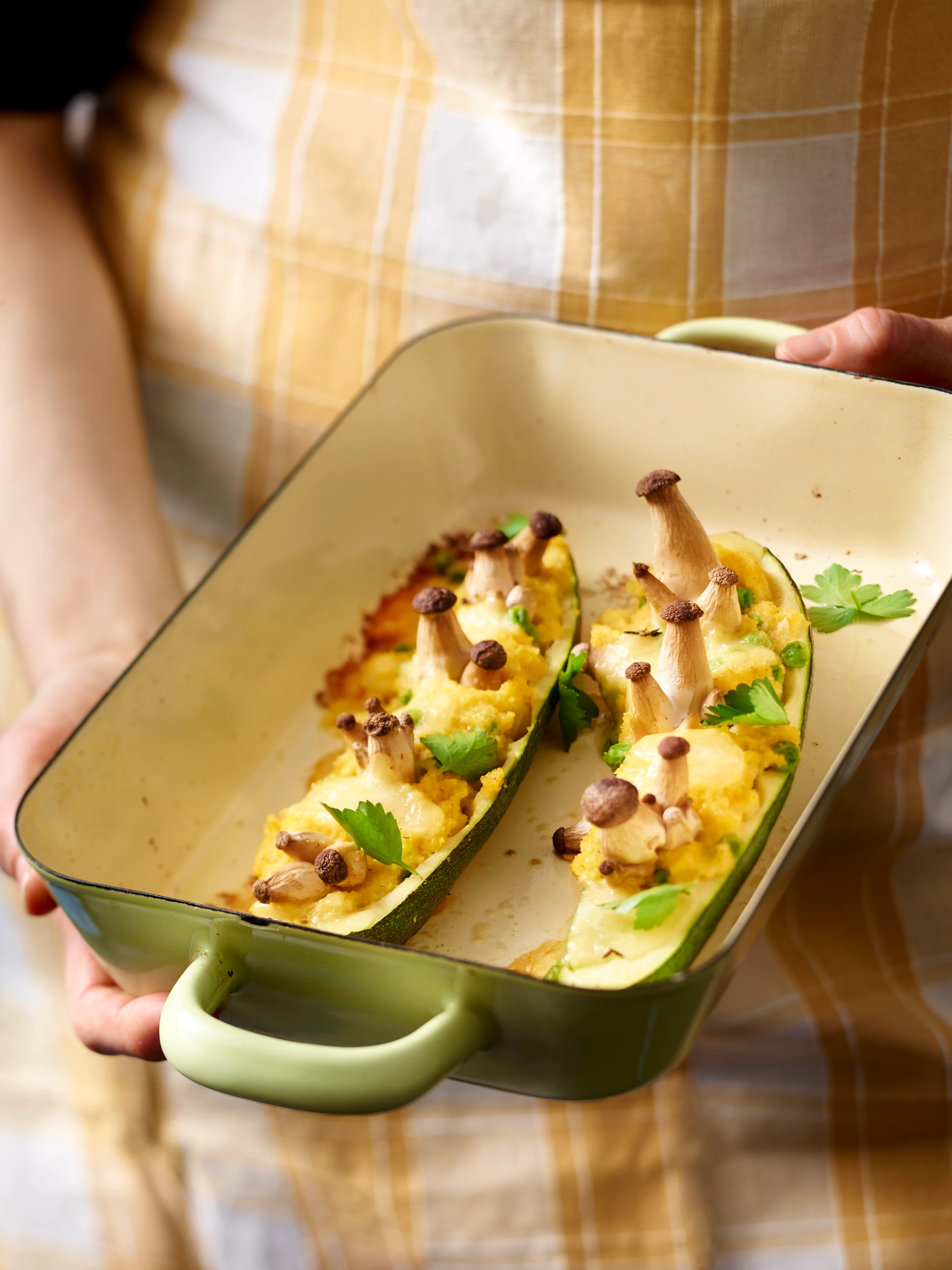 Zucchini-Boote mit Polenta und Pilzen