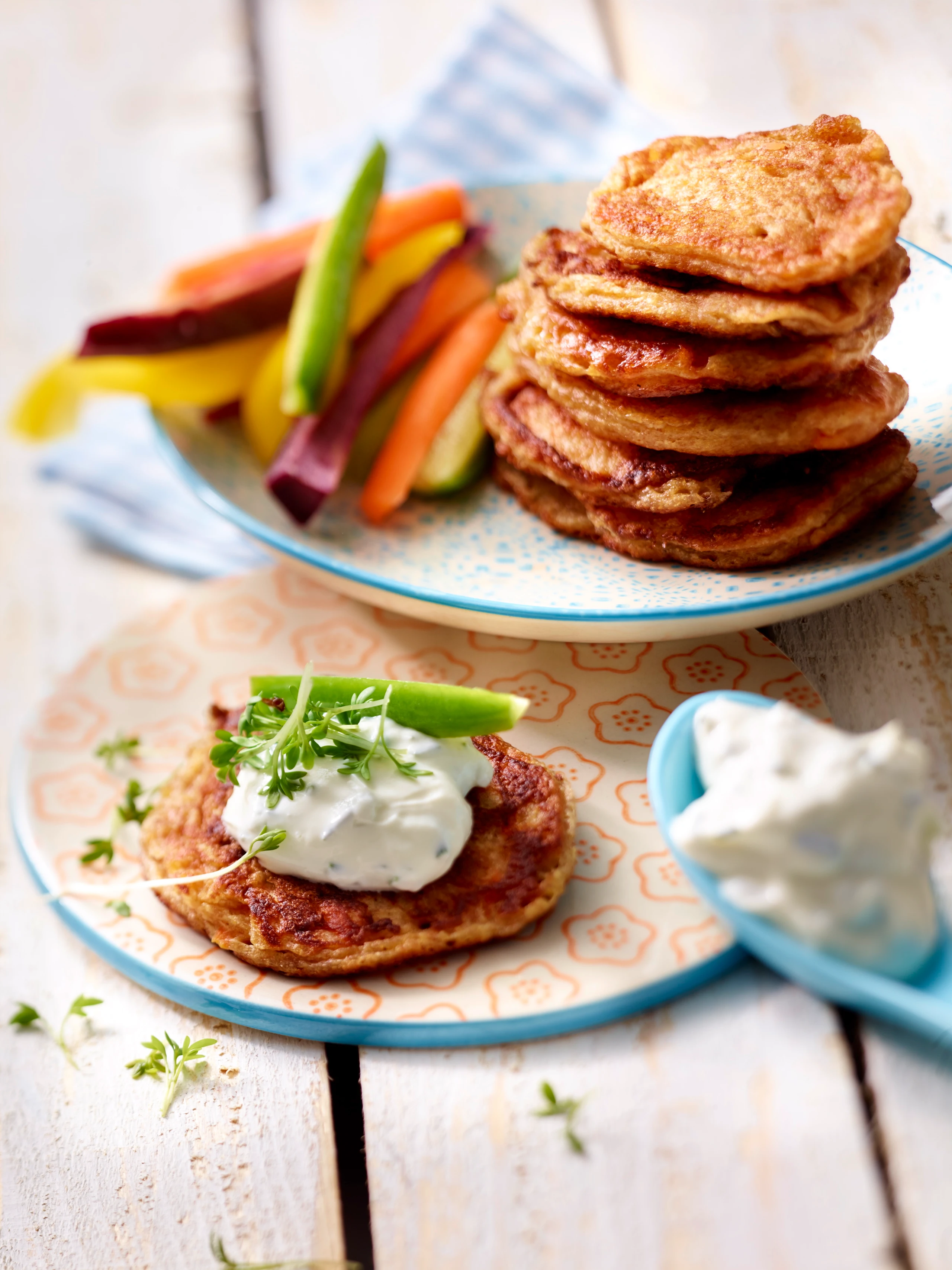 Karotten-Blinis mit Schnittlauchdip