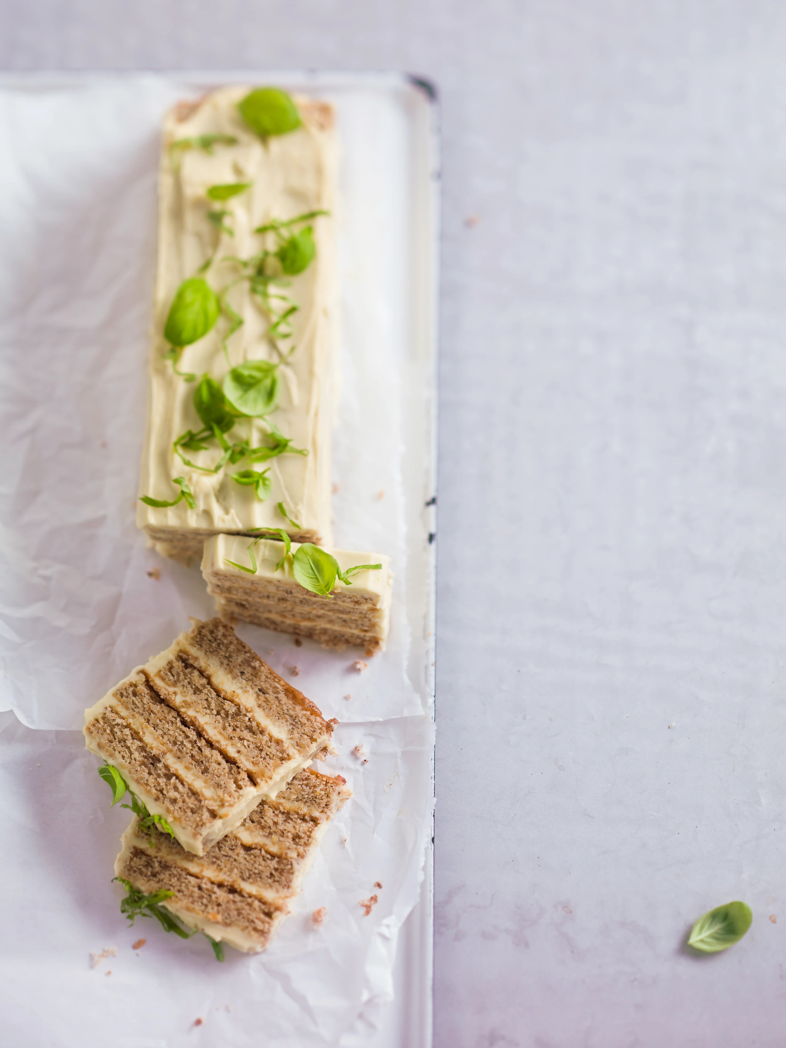 Nuss-Basilikum-Schnitte