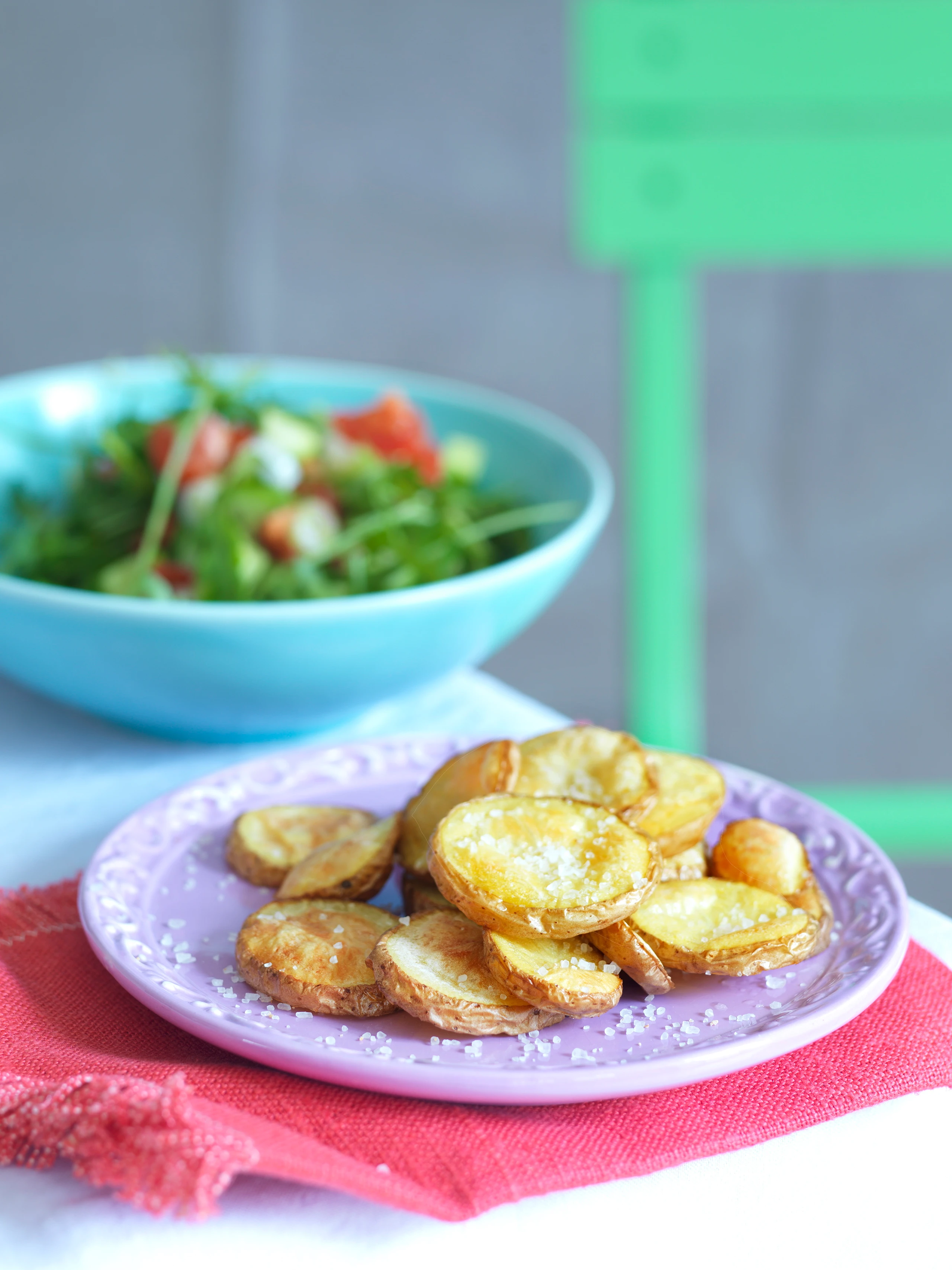 Knusprige Erdäpfeltaler mit Kräutersalat