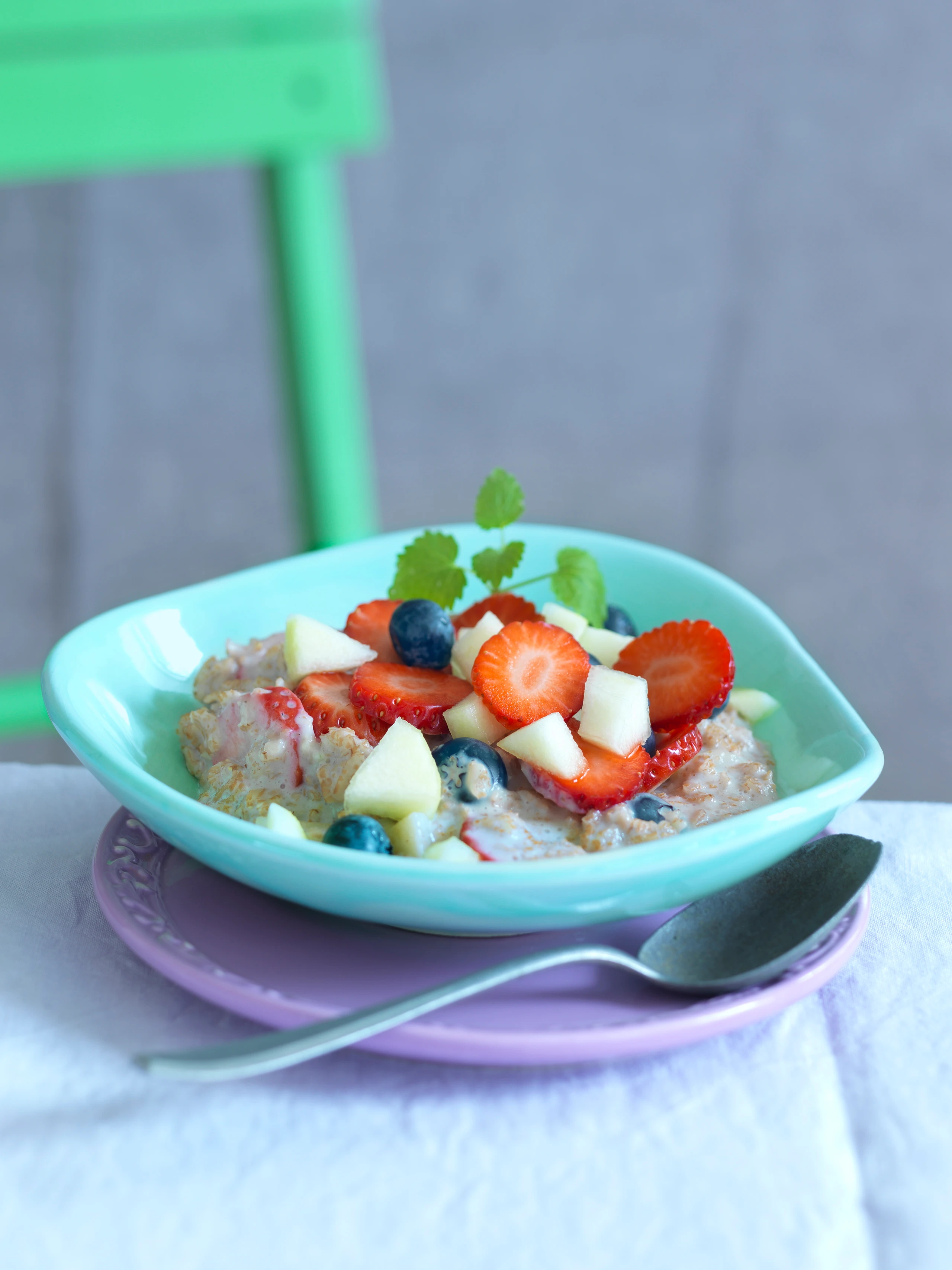 Porridge mit Beeren und Birne