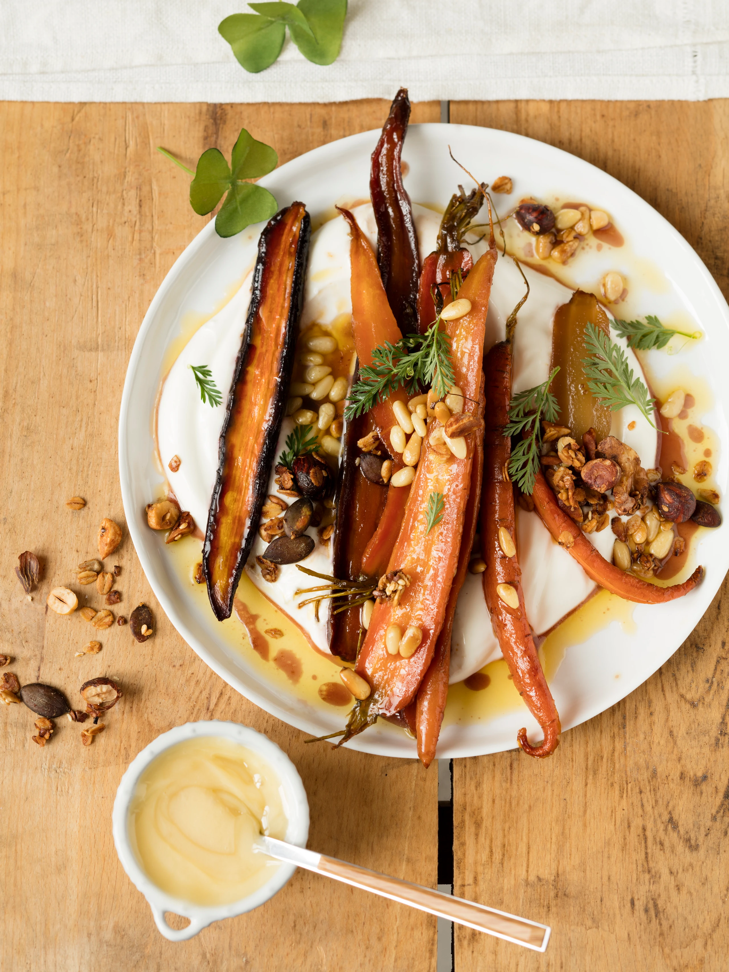 Honig-Karotten mit Pignoli, Joghurt und Müsli