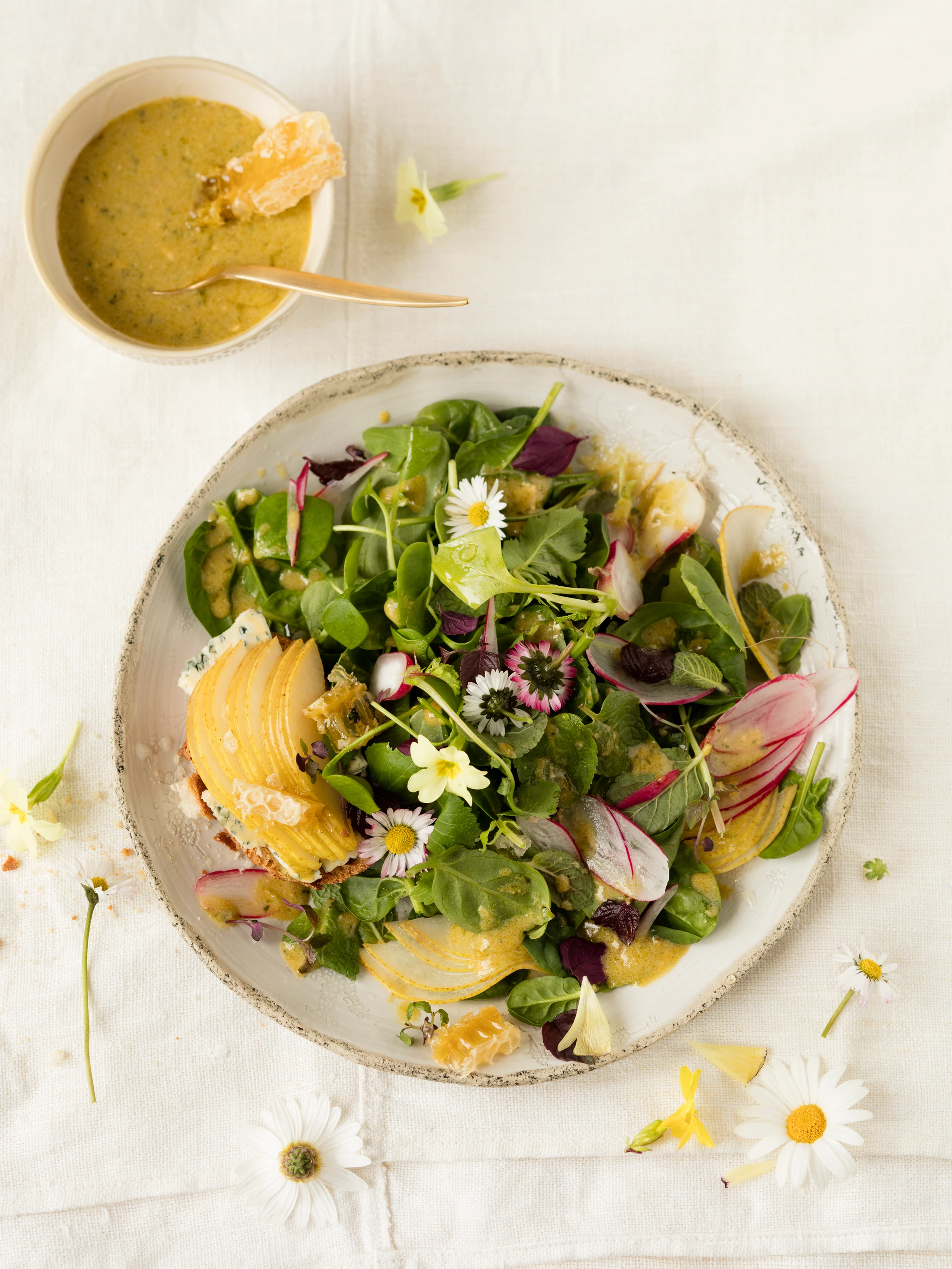 Spinatsalat mit Honig-Senf-Dressing und Birnen-Crostini