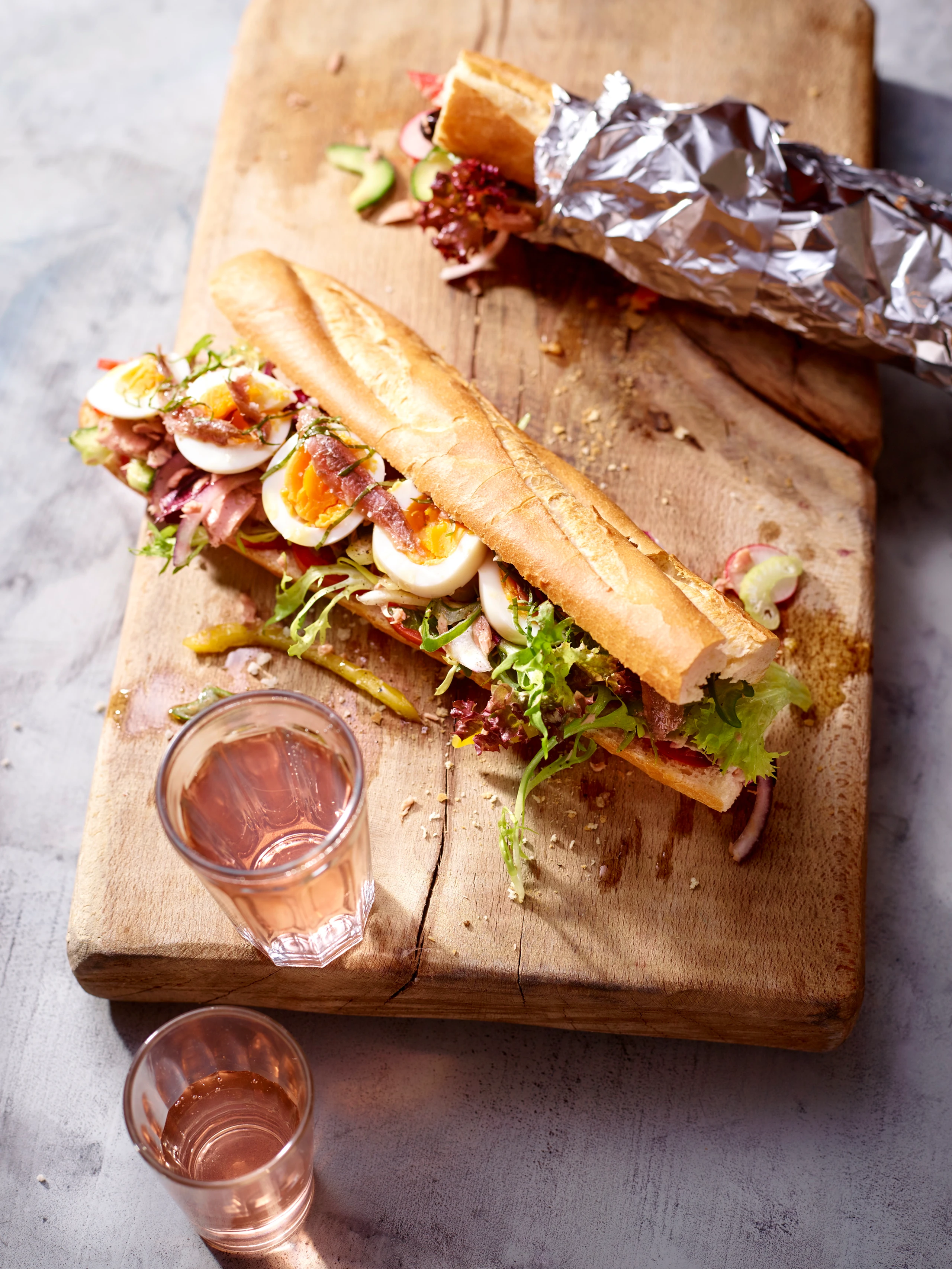 Pan Bagnat mit Salade niçoise: Französisches Salat-Nicoise-Sandwich