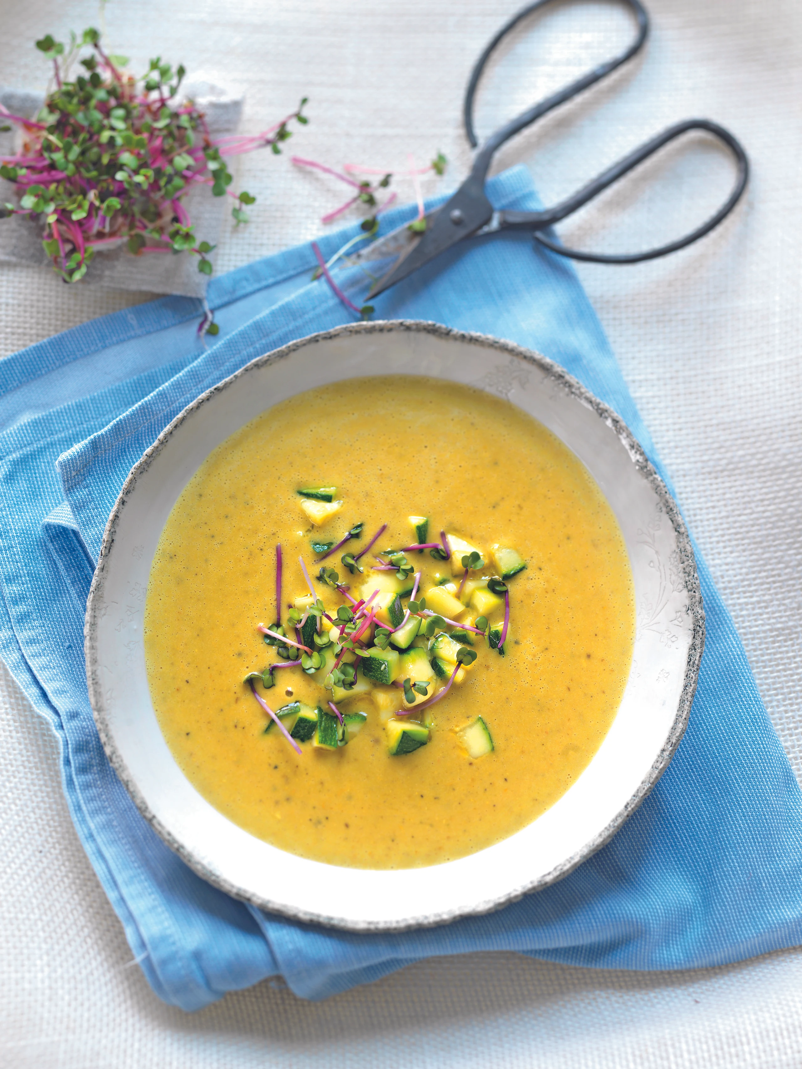 Vegane Linsensuppe mit Zucchini und Sprossen