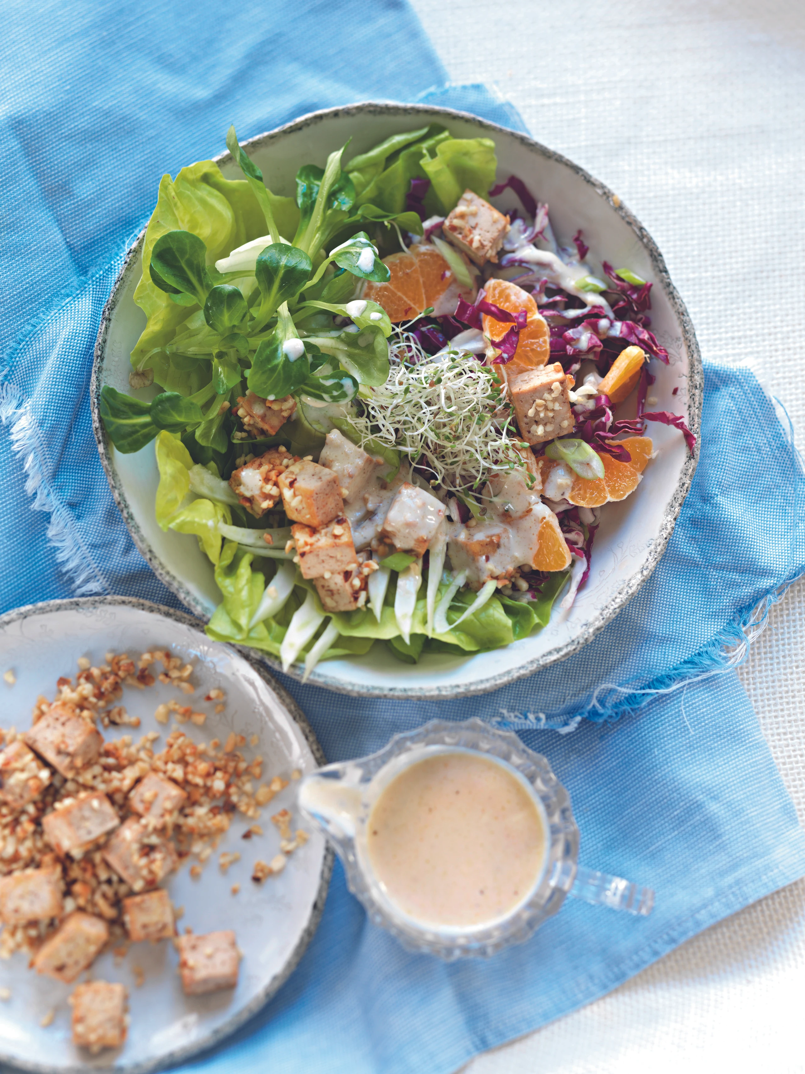 Salat mit Nuss-Tofu und Alfalfa-Sprossen