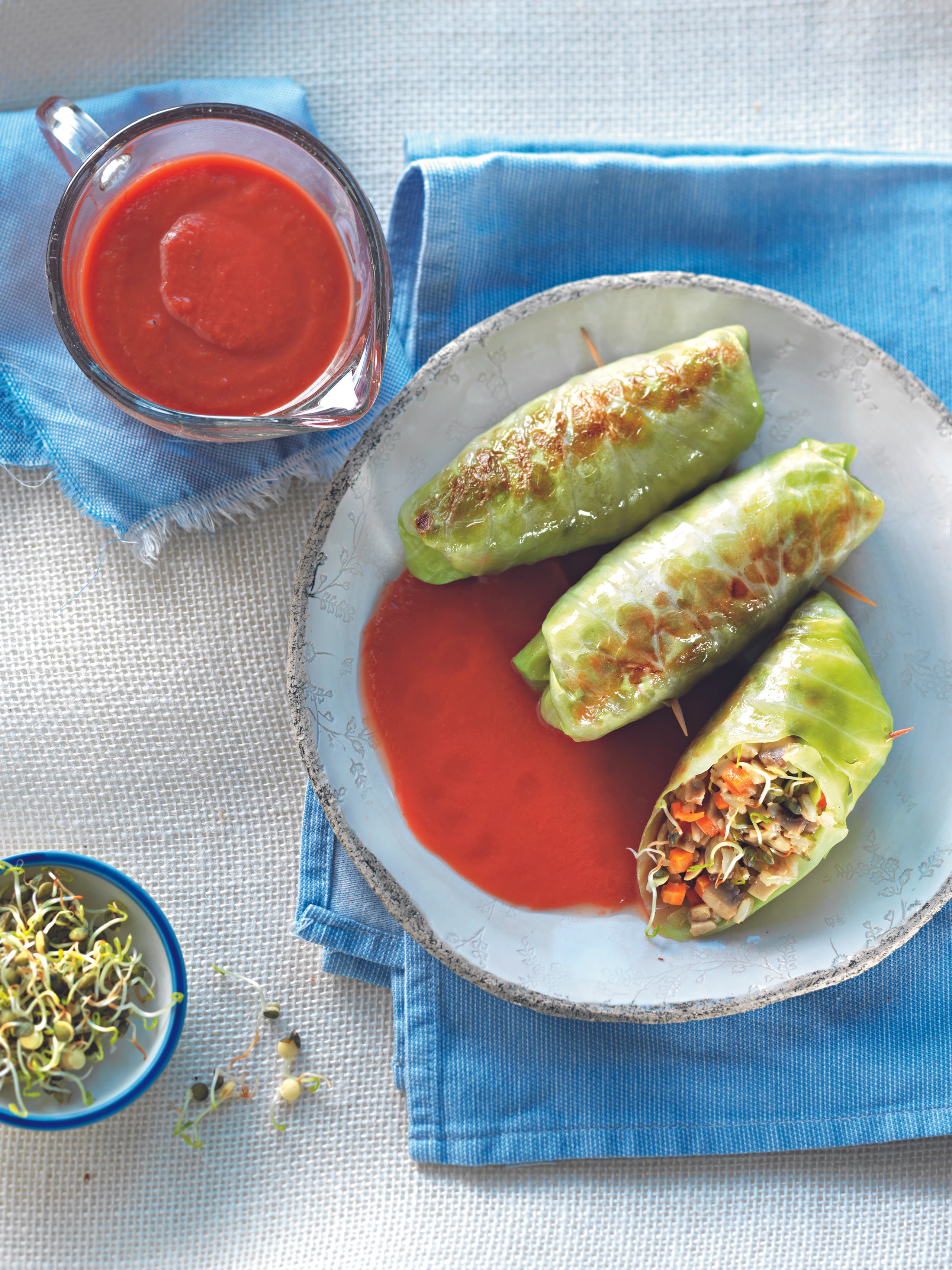 Krautrouladen mit Linsensprossen und Paradeissauce