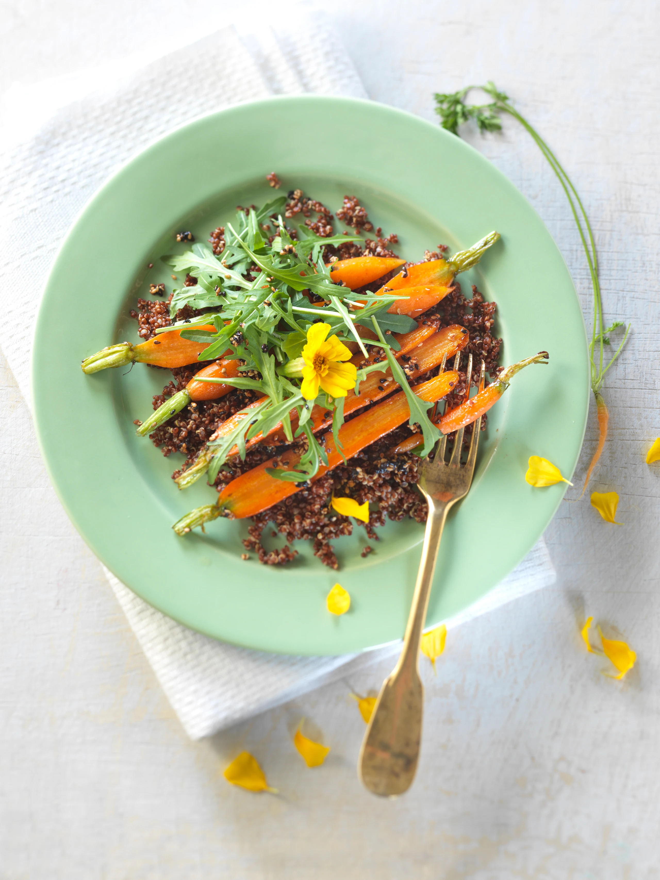 Sesam-Karotten mit Quinoa und Rucola