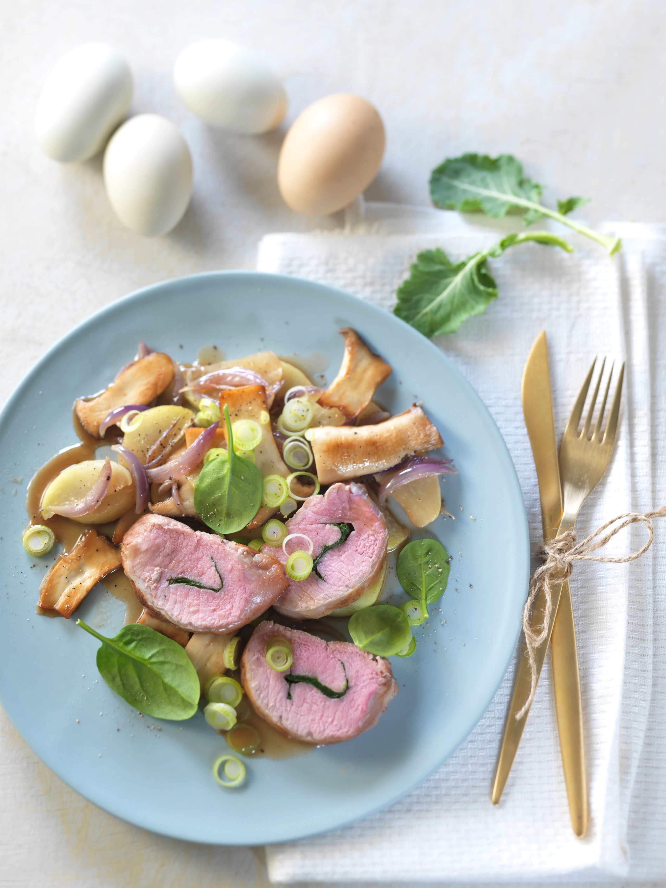 Kalbsrücken mit Spinat, Kohlrabi und Pilzen