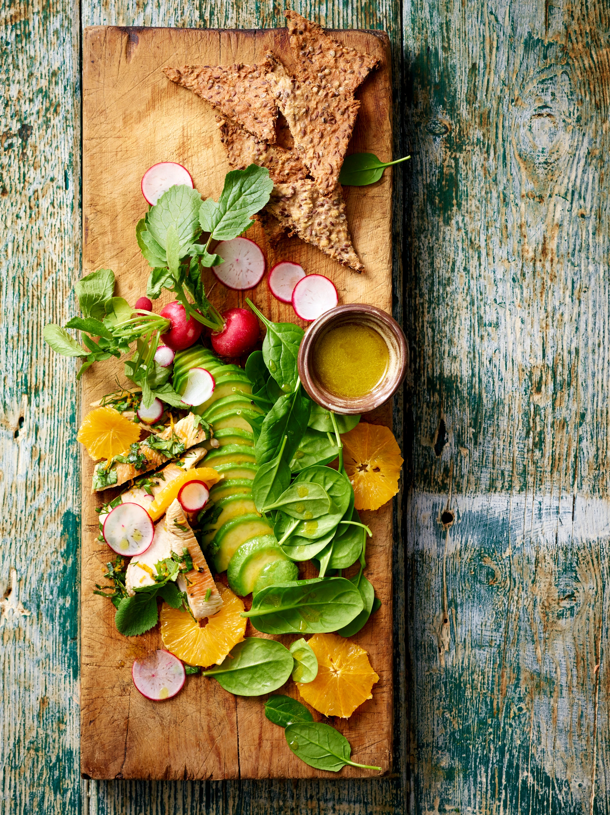 Salat mit Kräuter-Huhn und Lein-Crackern