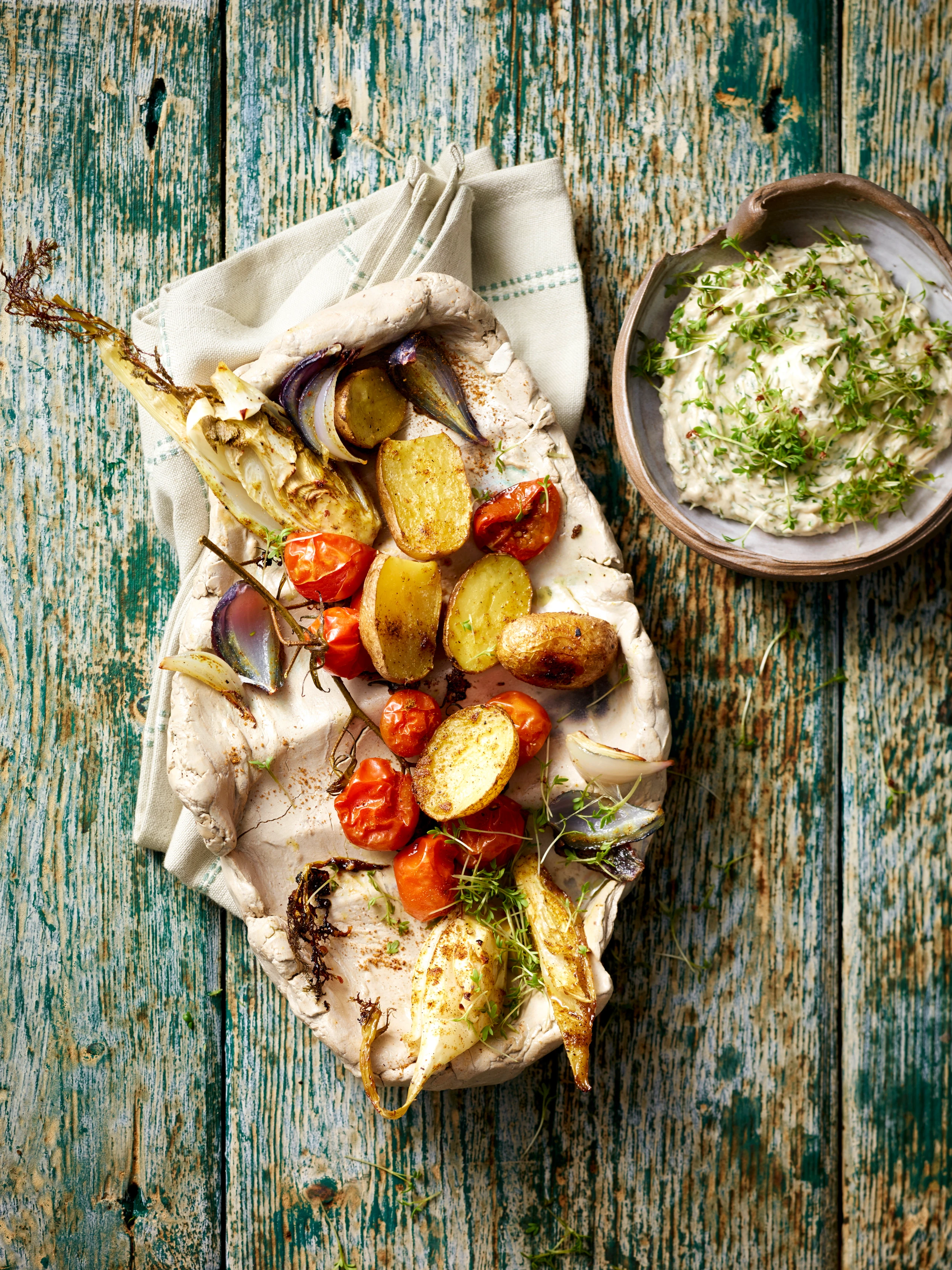 Orientalisches Ofengemüse mit Sesam-Kräuter-Dip