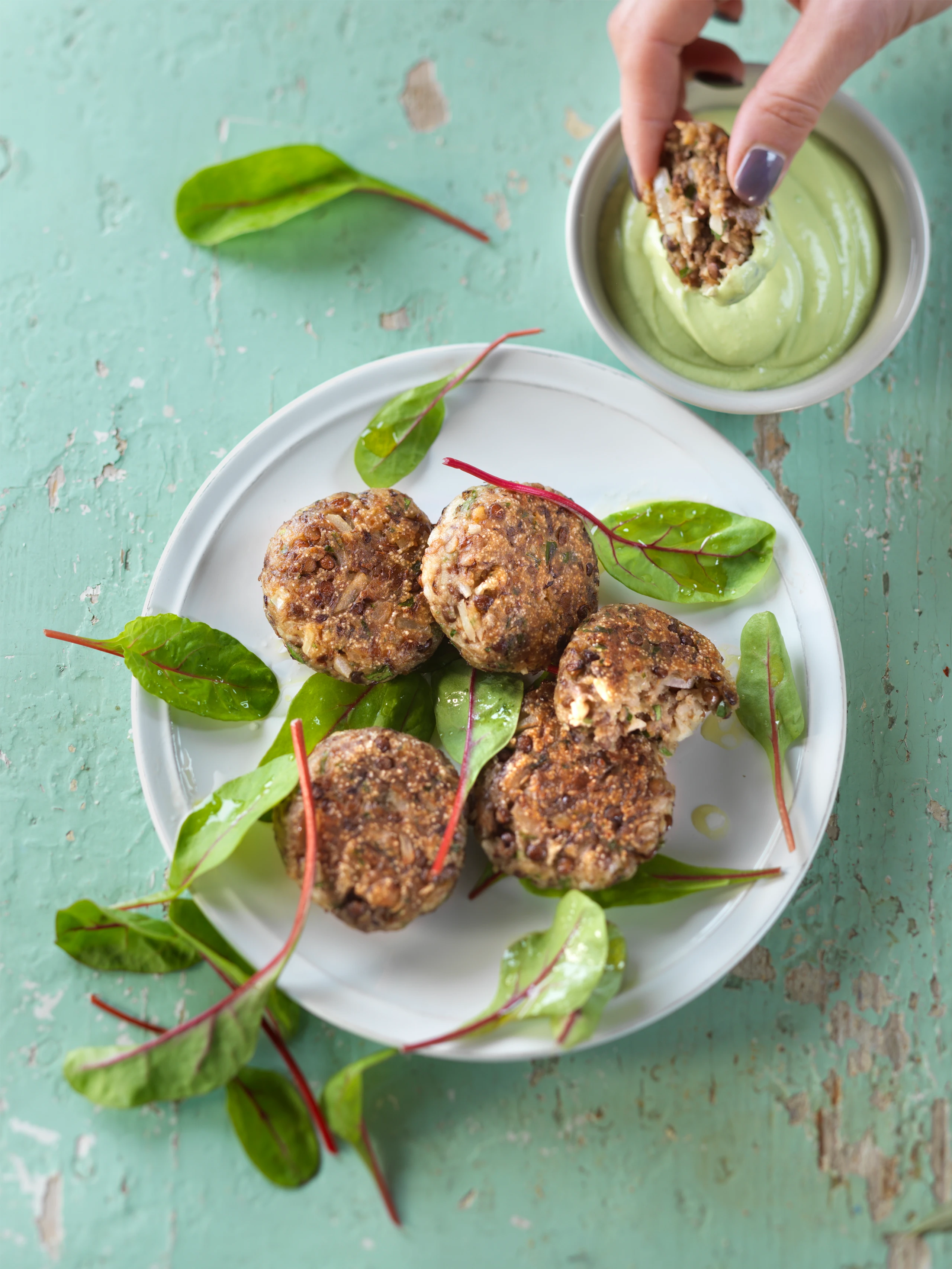 Linsenbällchen mit Avocadosauce