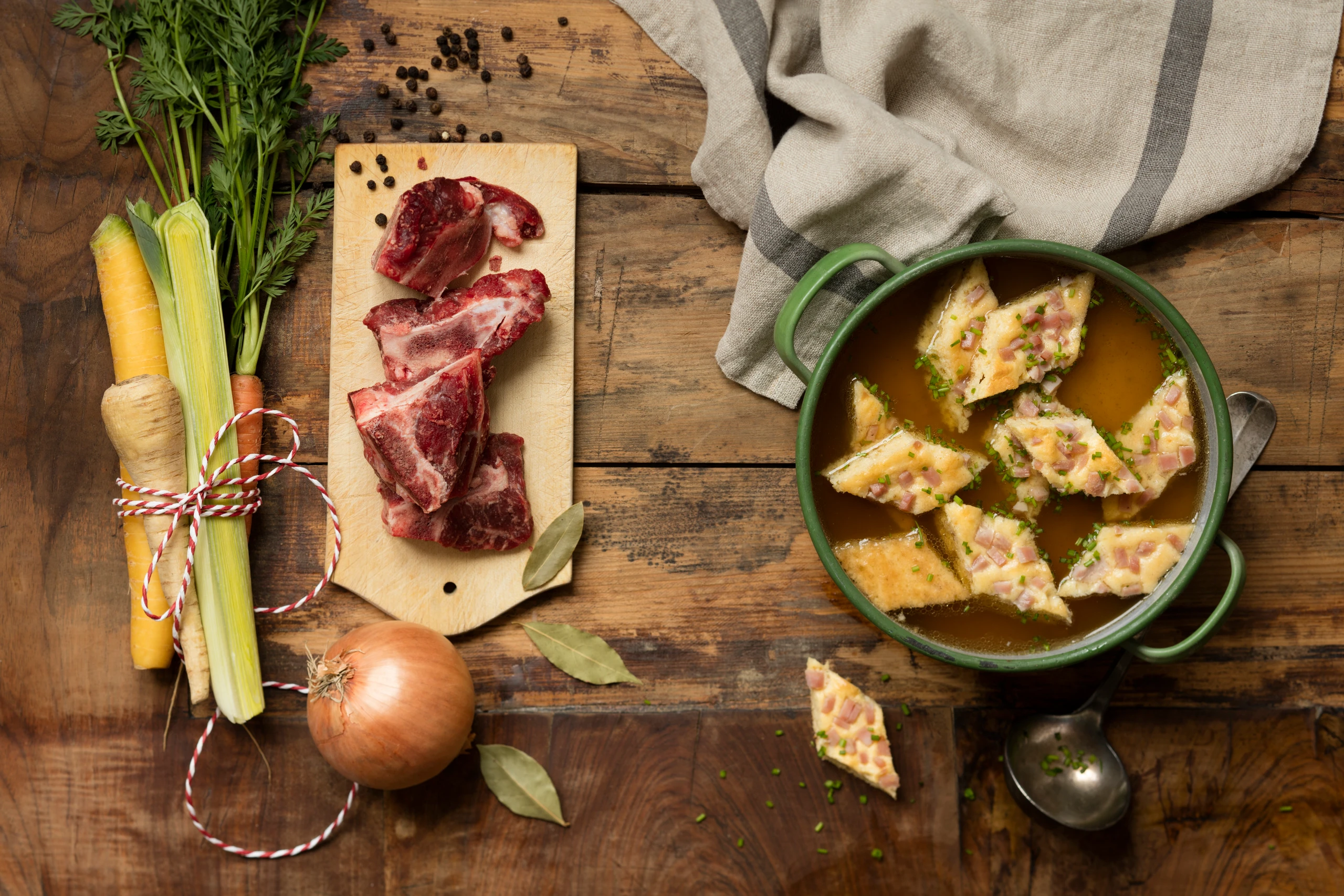 Rindsuppe mit Schinkenschöberln