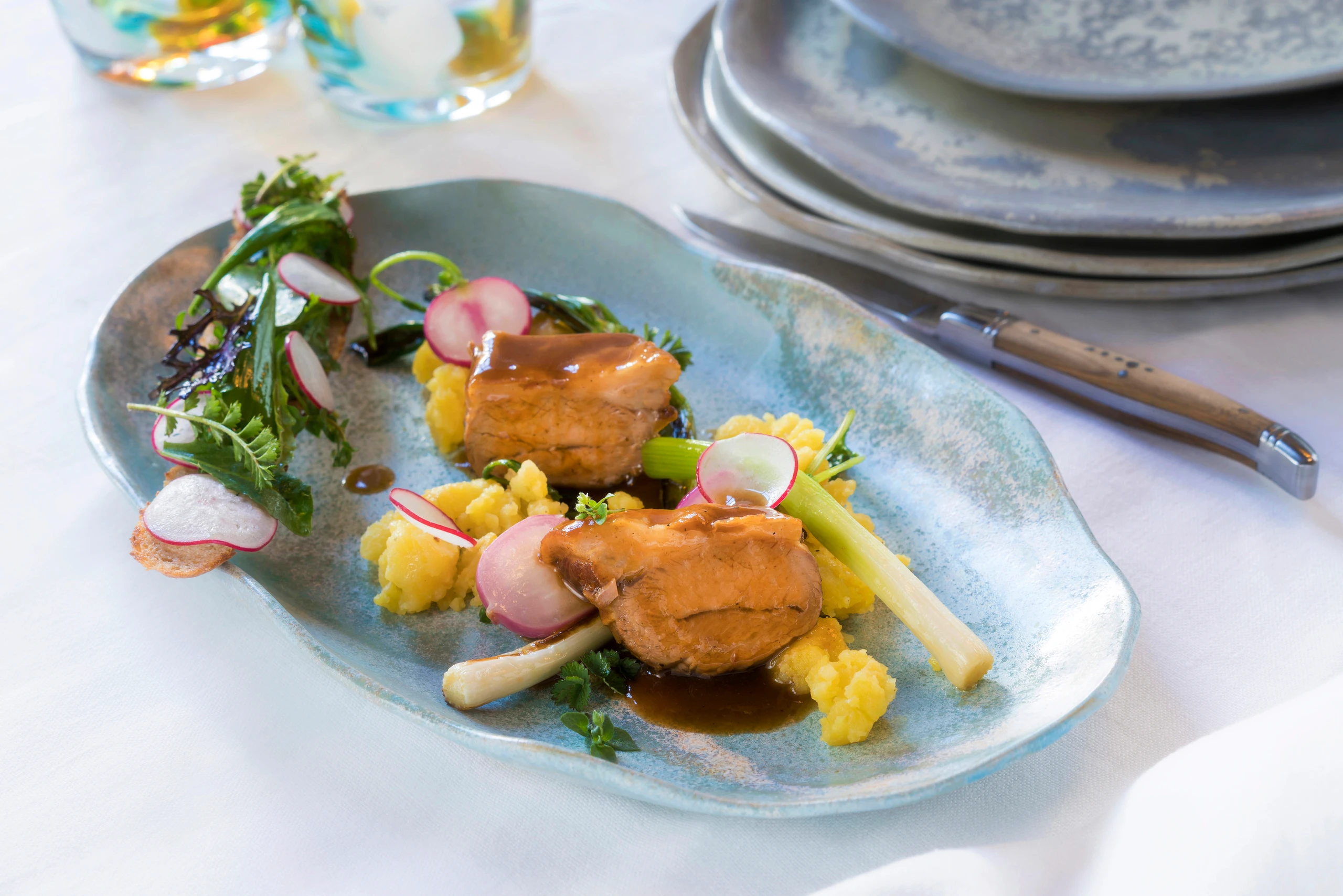 Geschmorte Lammschulter mit Raps-Stampferdäpfeln und Frühlingsgemüse