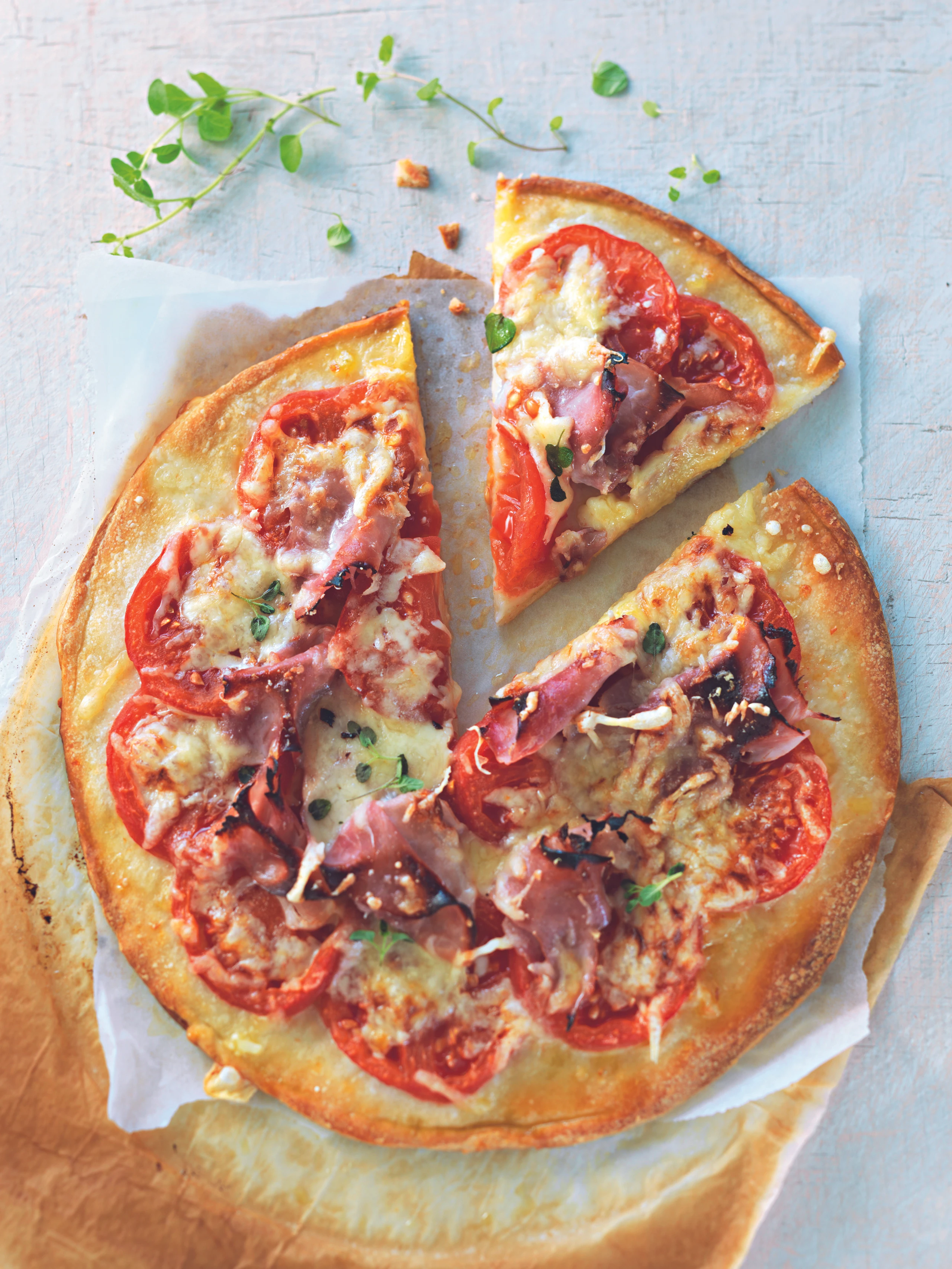 Paradeiser-Schinken-Pizza