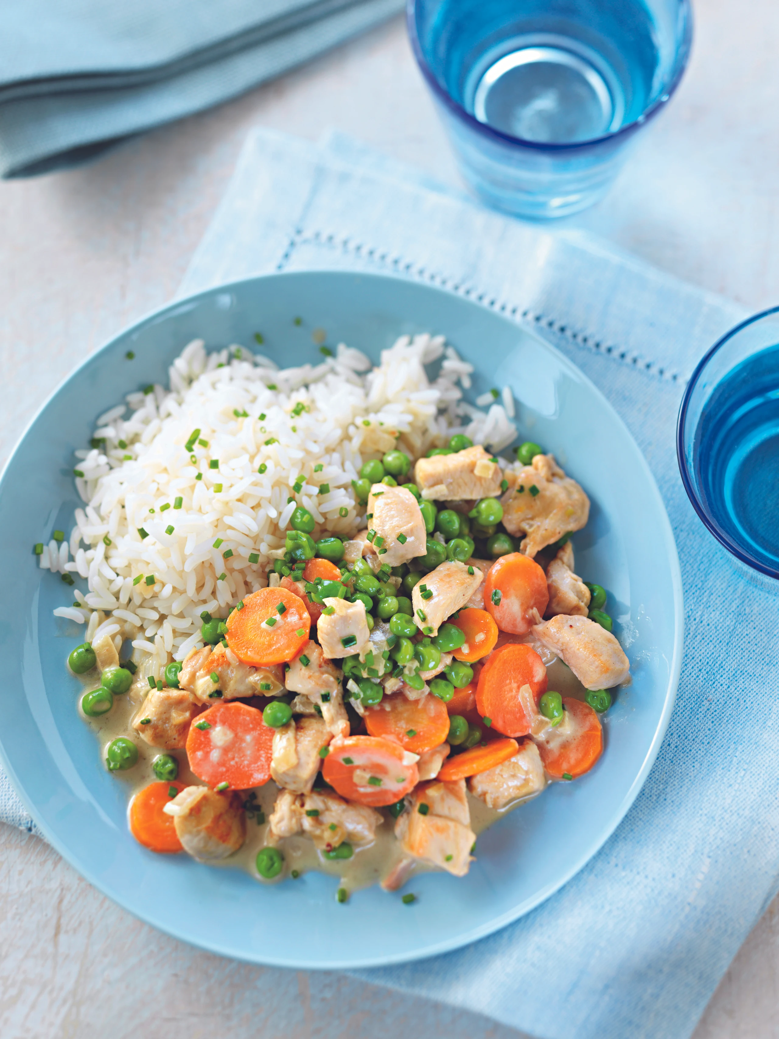 Schnelles Puten-Geschnetzeltes mit Karotten und Erbsen