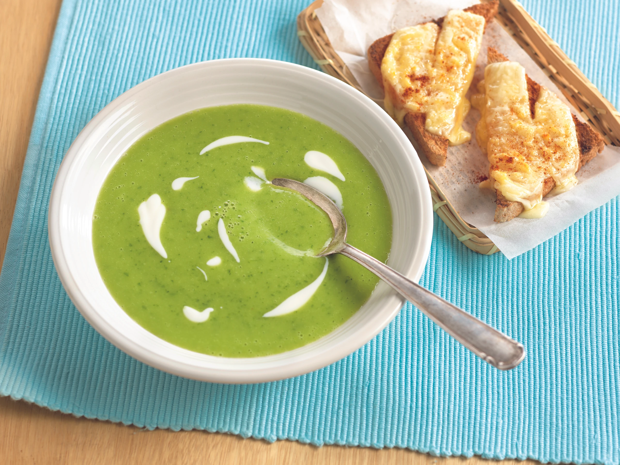 Petersil-Karfiolsuppe mit Käsetoasts