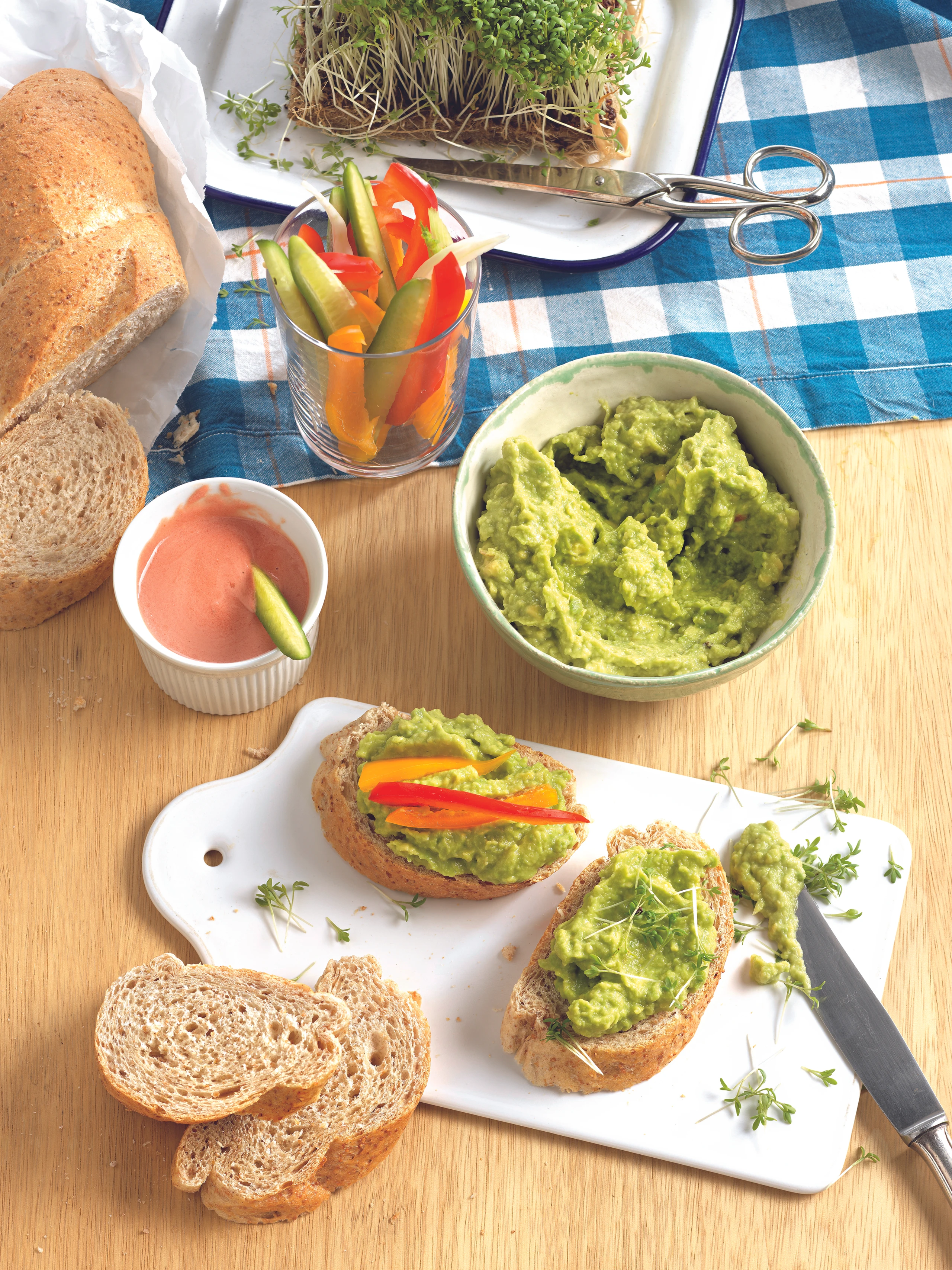 Brötchen mit Avocadocreme