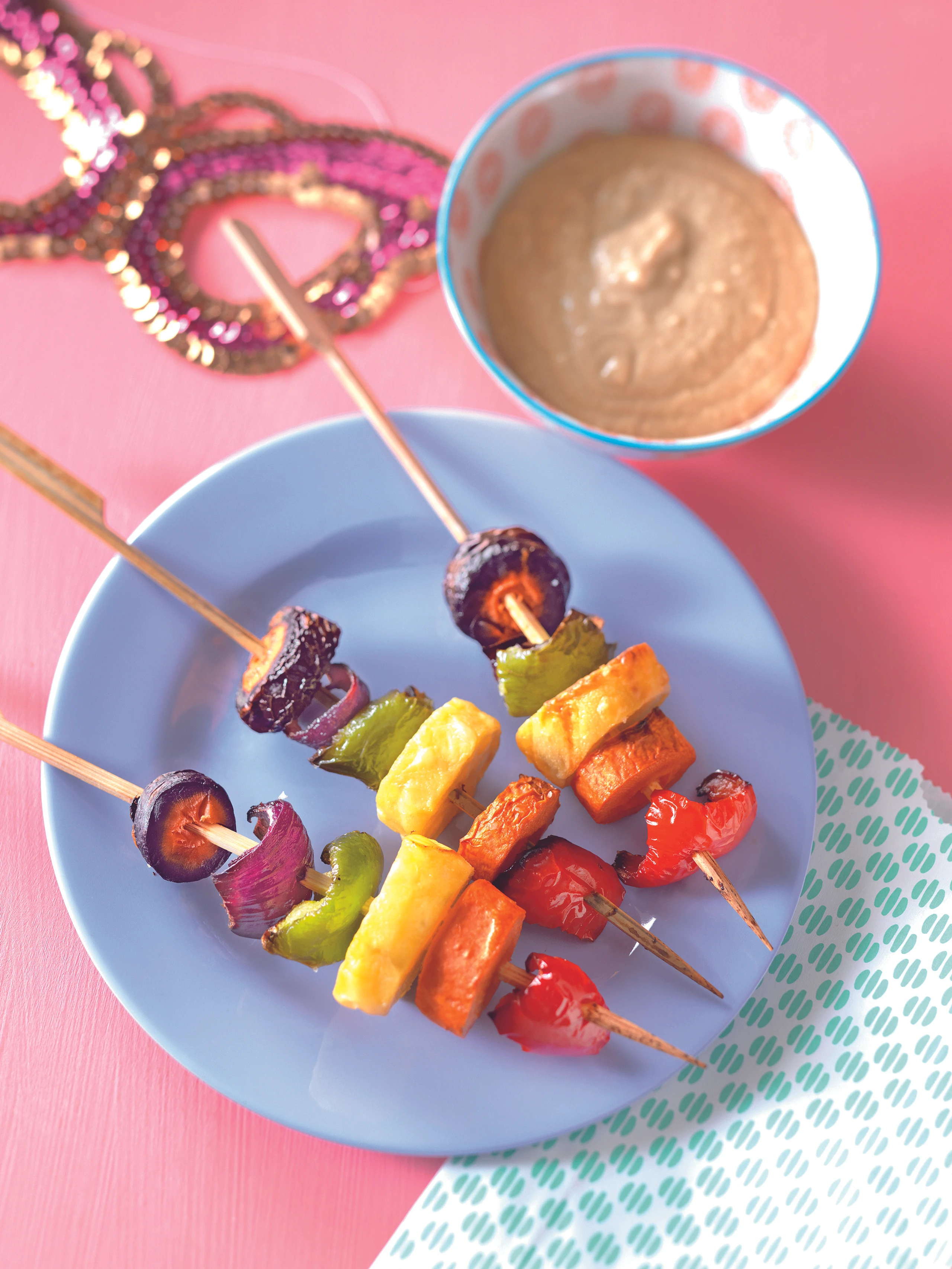 Regenbogenspieße mit Erdnussdip