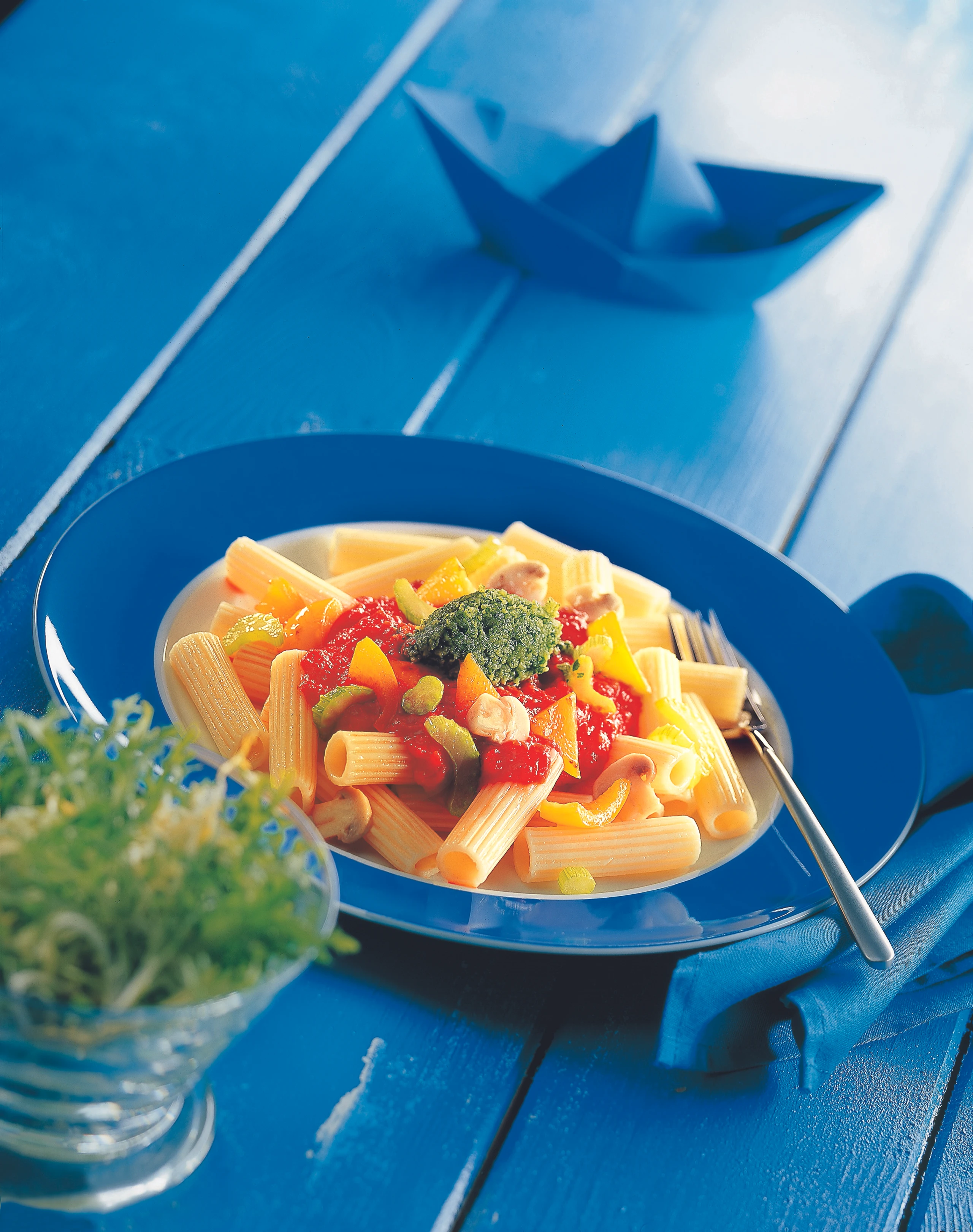 Nudeln mit Gemüsesugo und Mandelpesto