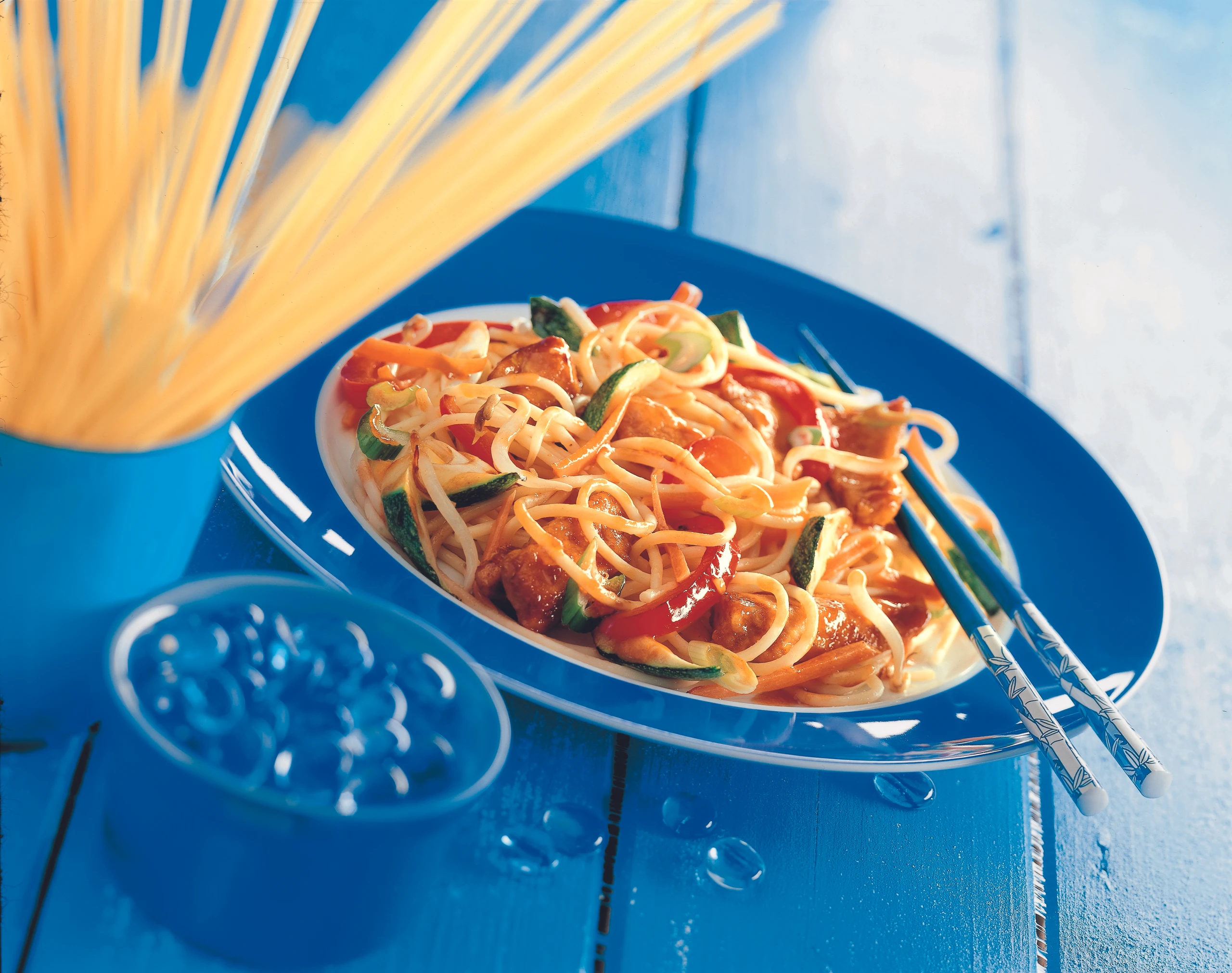 Pasta mit Huhn, Sprossen und Gemüse