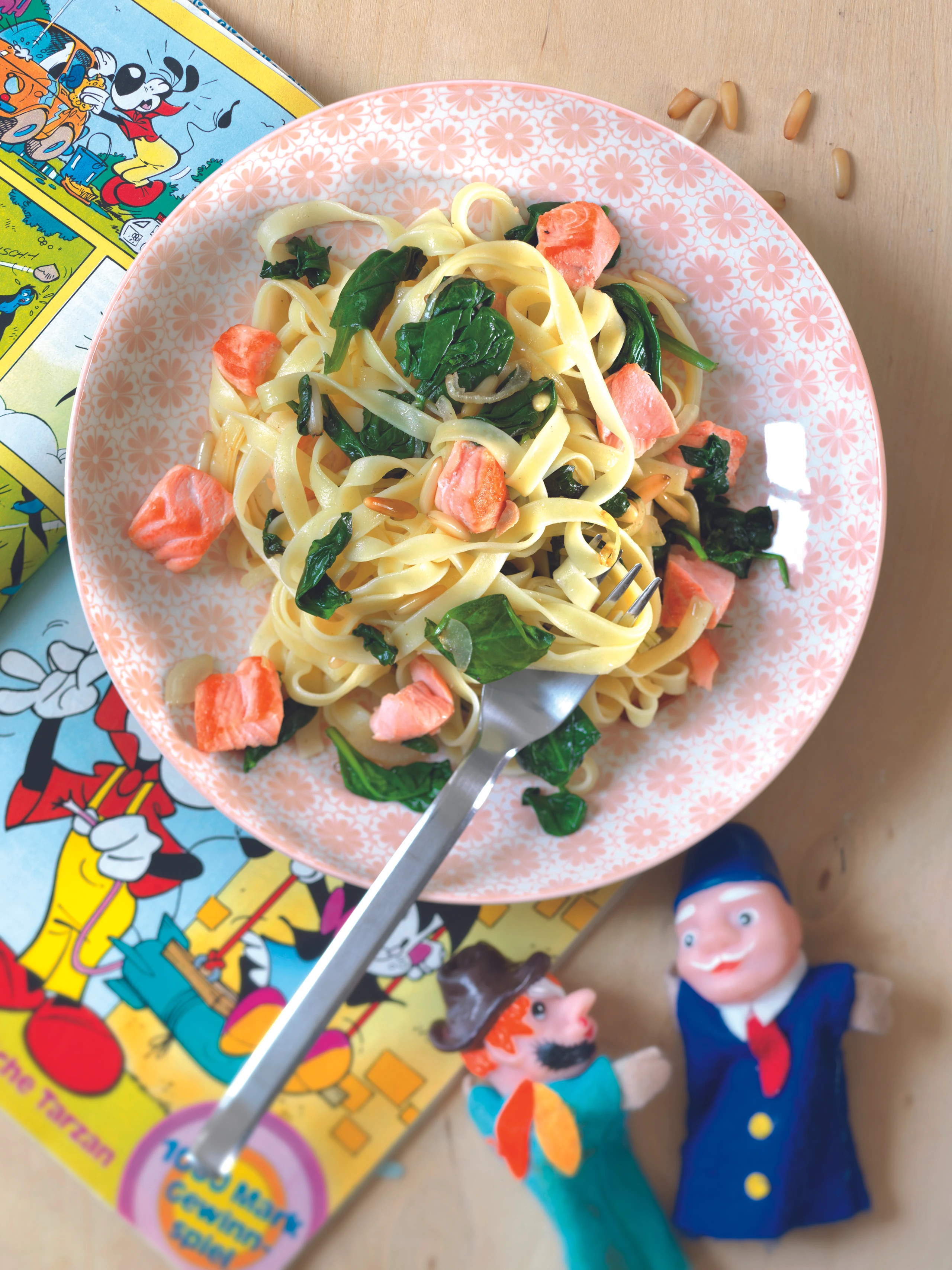 Tagliatelle mit Lachs, Spinat und Pignoli