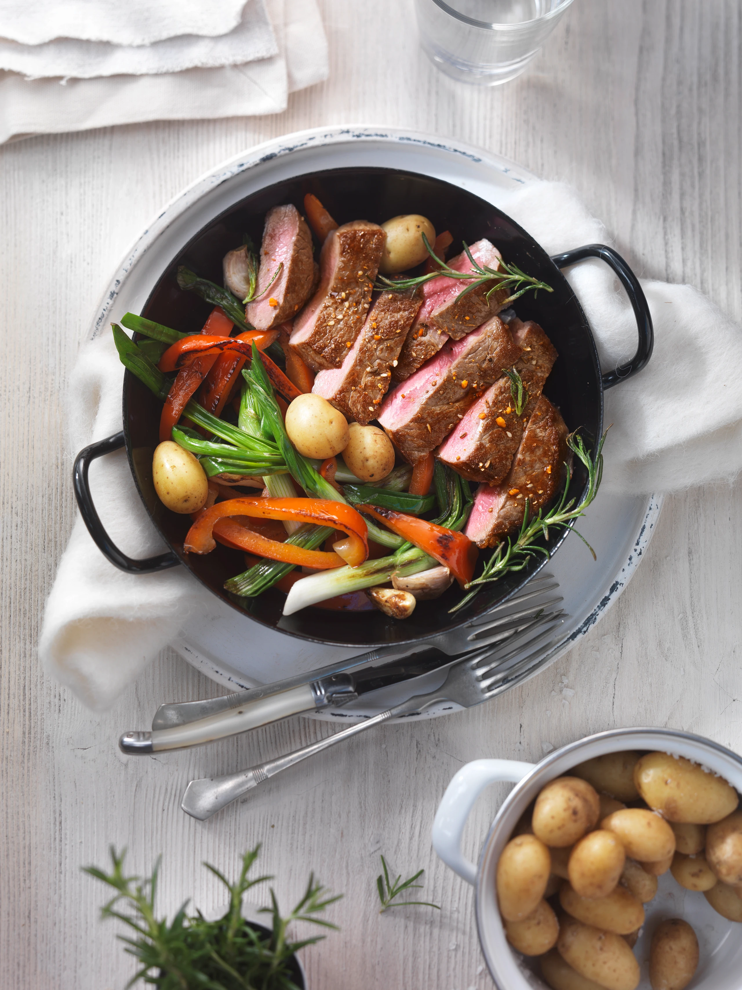 Rumpsteak mit Paprika und Jungzwiebeln