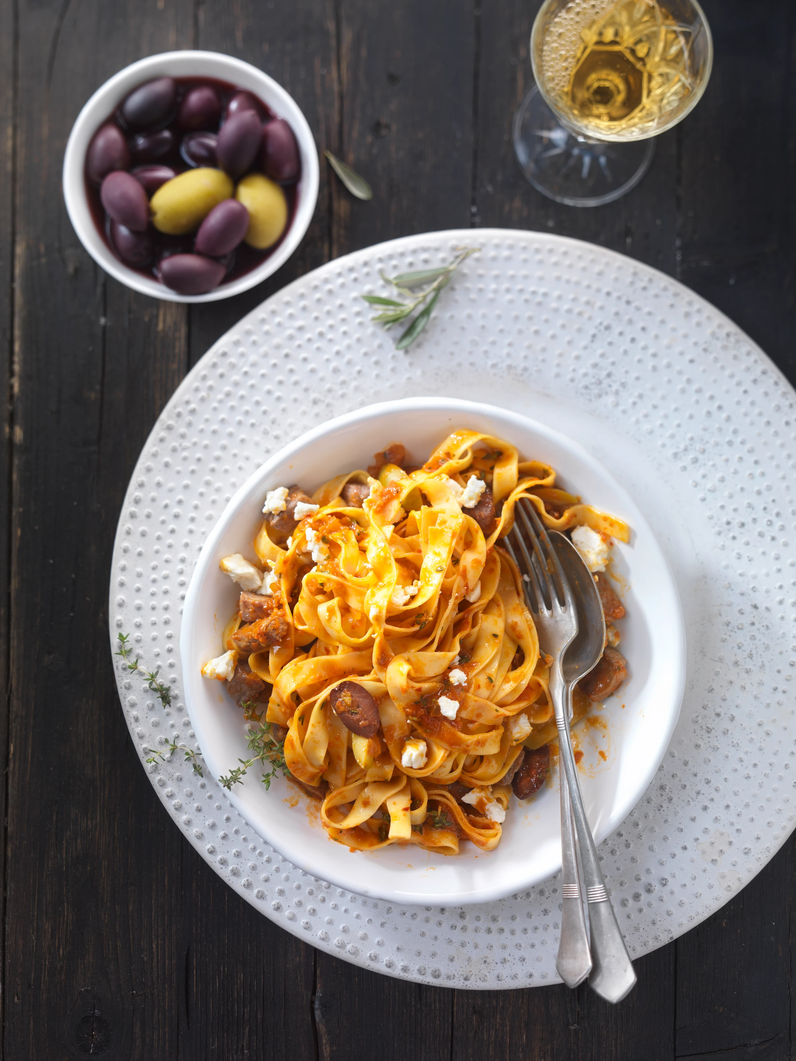 Tagliatelle mit Lamm, Oliven und Feta
