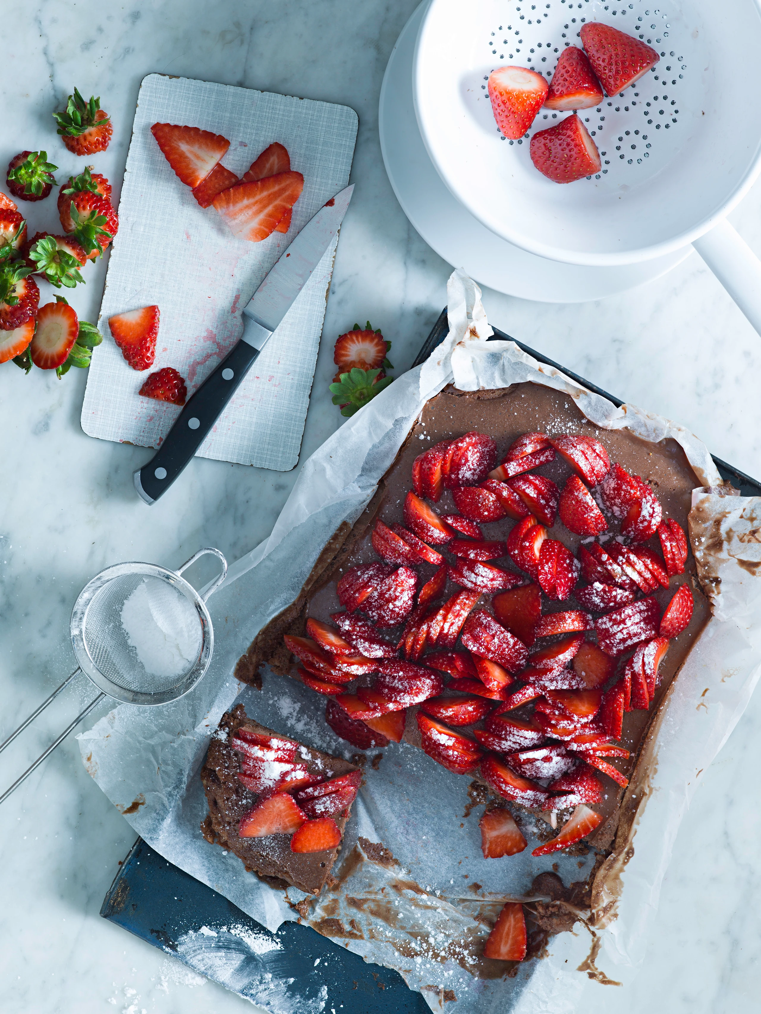 Nougat-Schokoladekuchen mit Erdbeeren