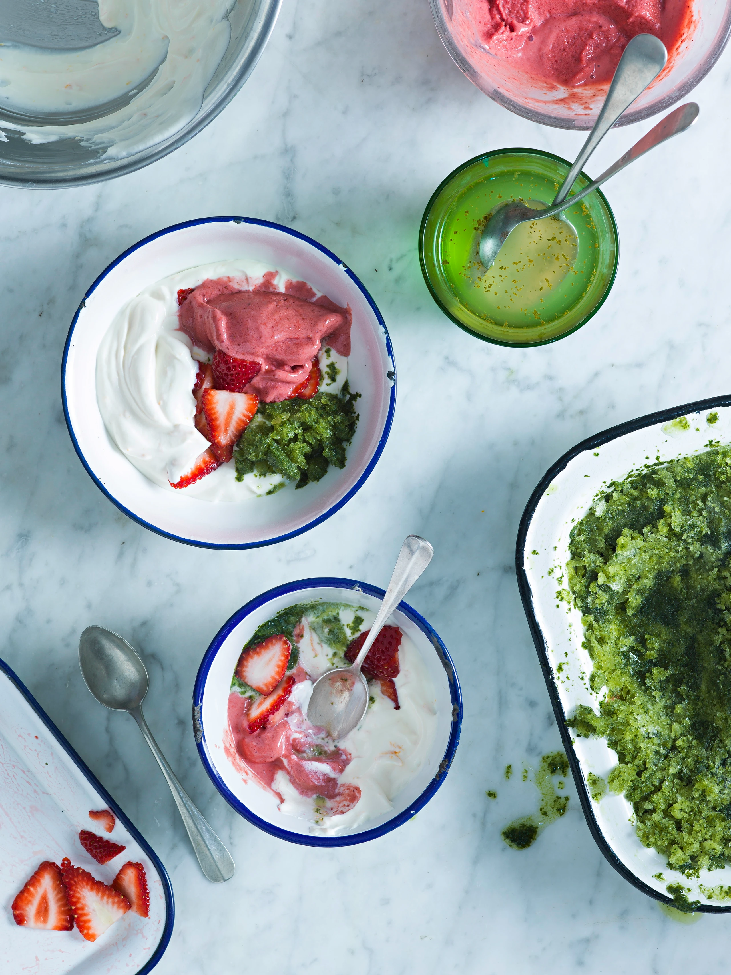 Petersiliengranité mit Erdbeereis und Ricotta