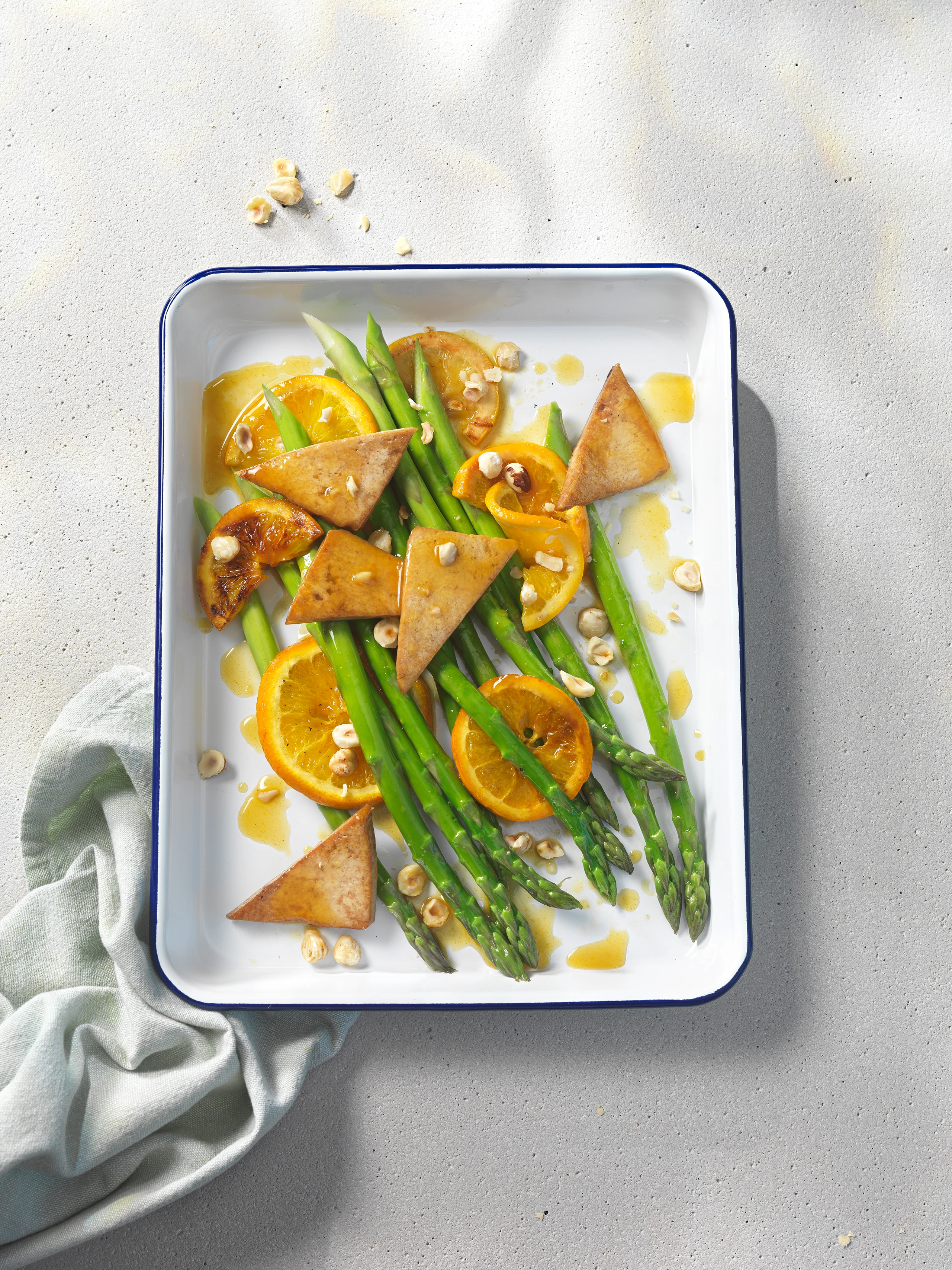 Grüner Spargel mit Tofu und Orangen