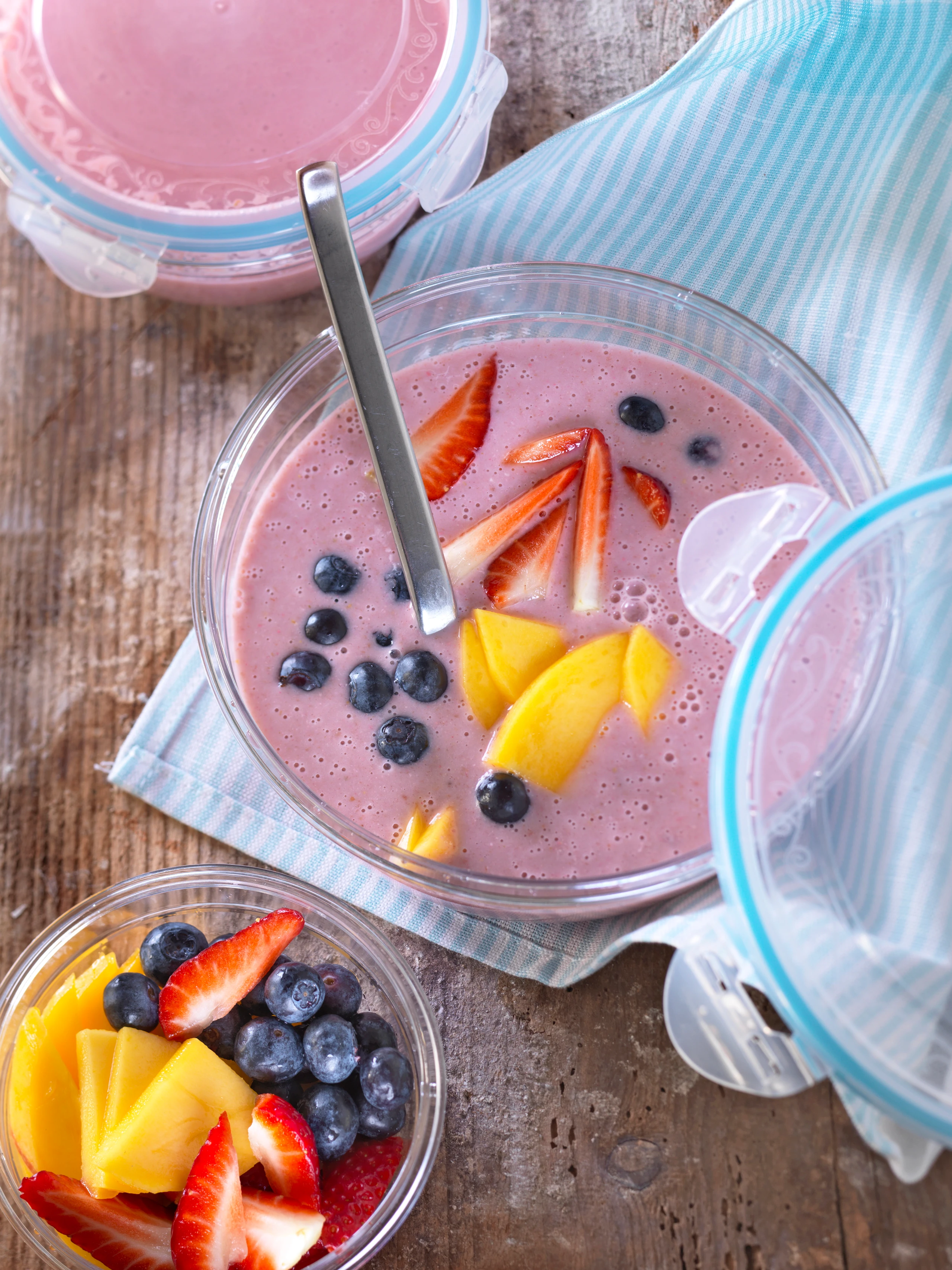 Smoothie-Bowl mit Beeren und Mango