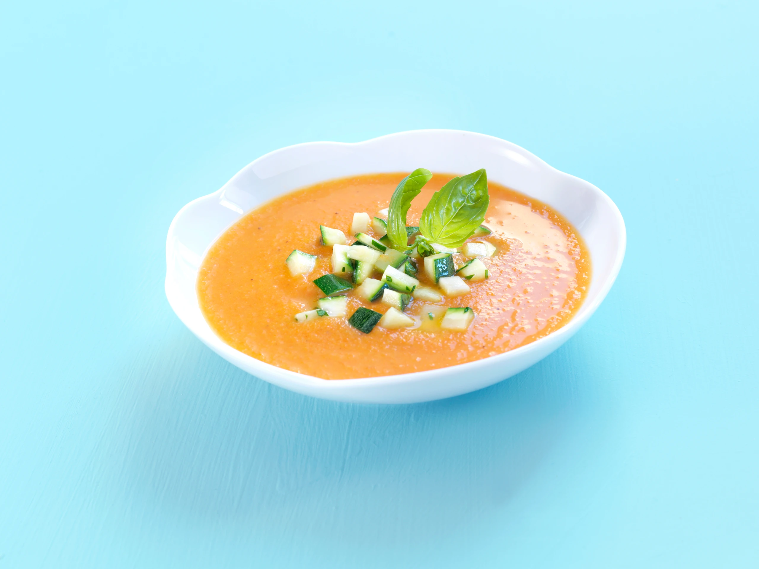 Karotten-Sellerie-Suppe mit Basilikum-Zucchini