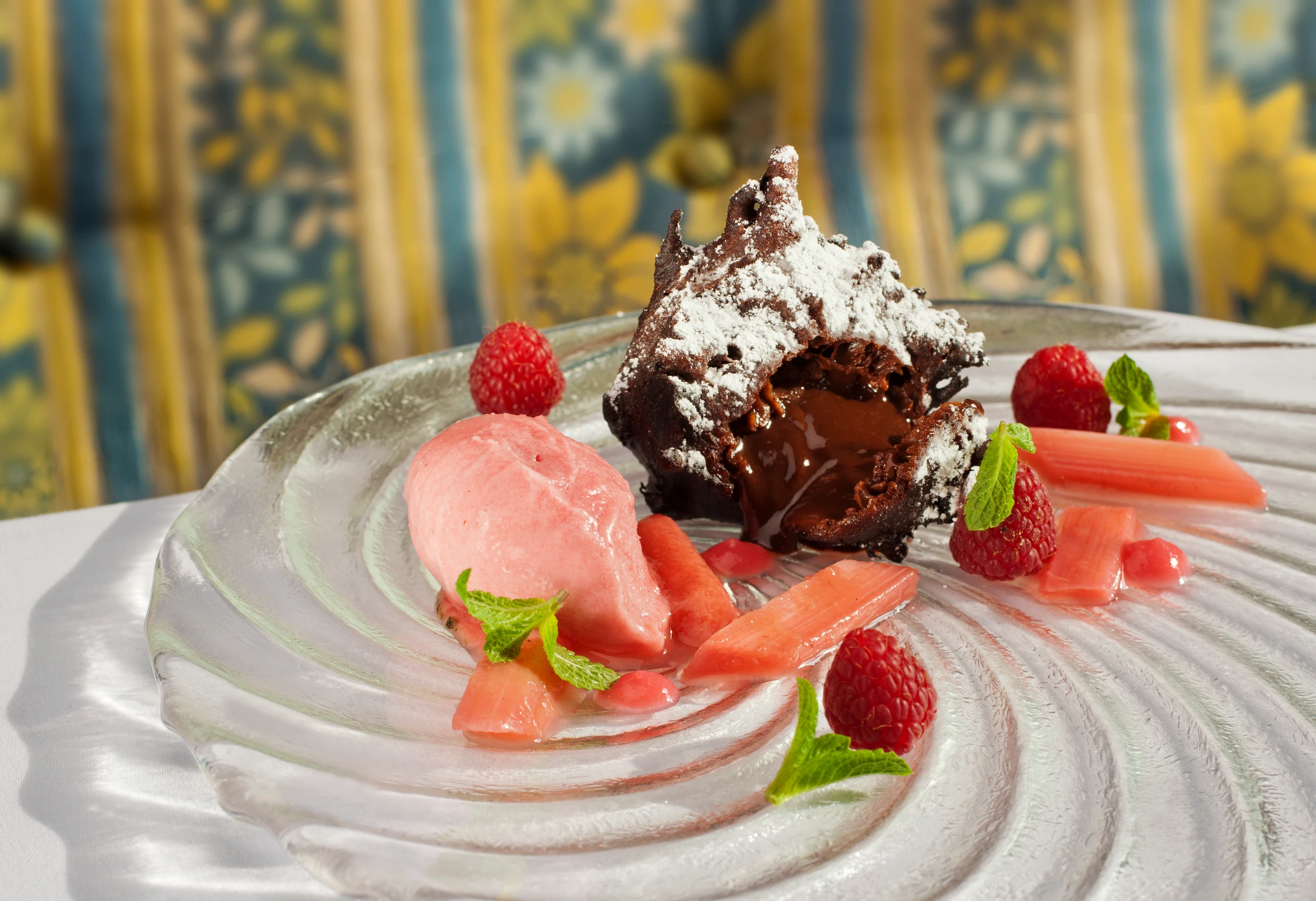 Schokoladekugeln mit Rhabarber und Himbeeren